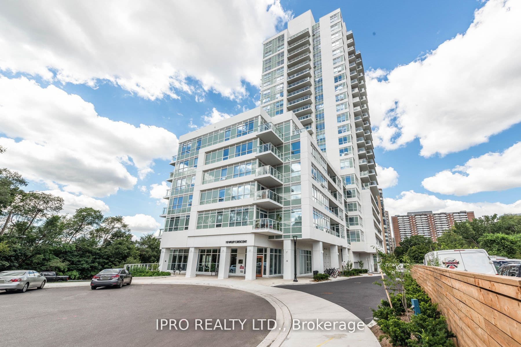 10 Wilby Crescent 204, Toronto W04, ON M9N 1E5