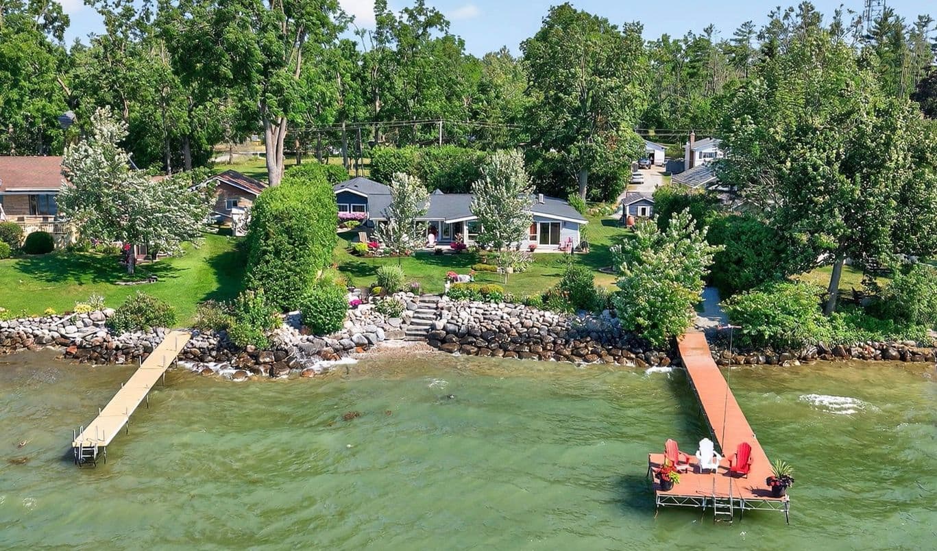 7 Lakeshore Road E, Oro-Medonte, ON L0L 2E0