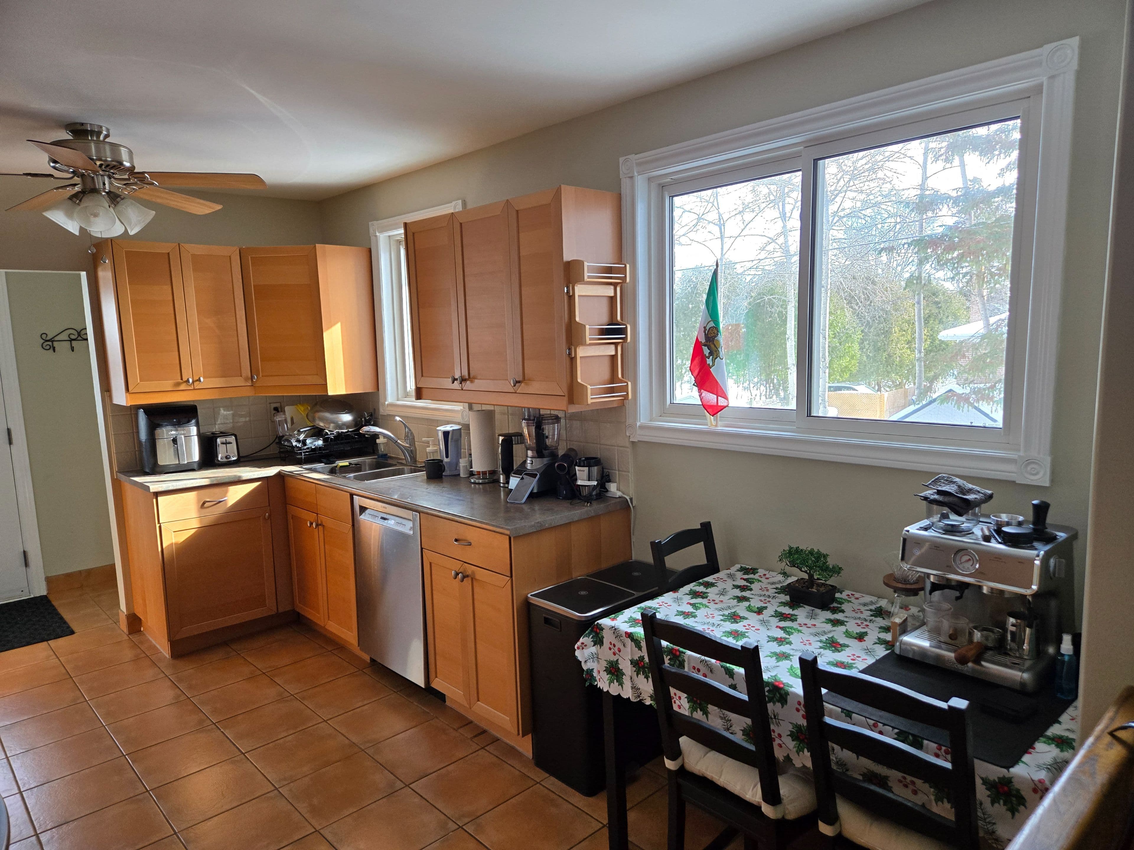 18 Collins Crescent Main Floor, Aurora, ON L4G 2W2