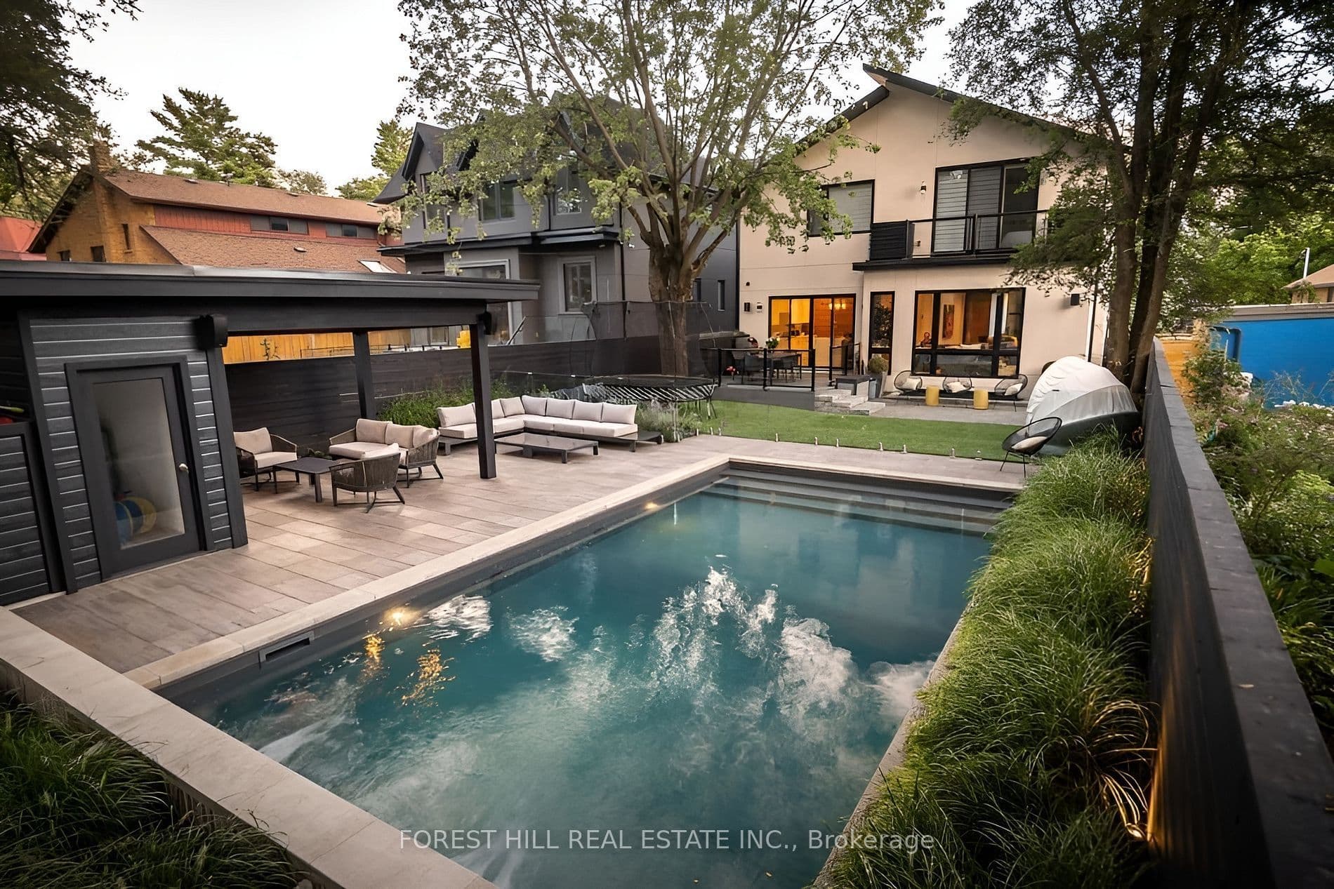 8 Nora Road, Toronto W08, ON M9A 1C9