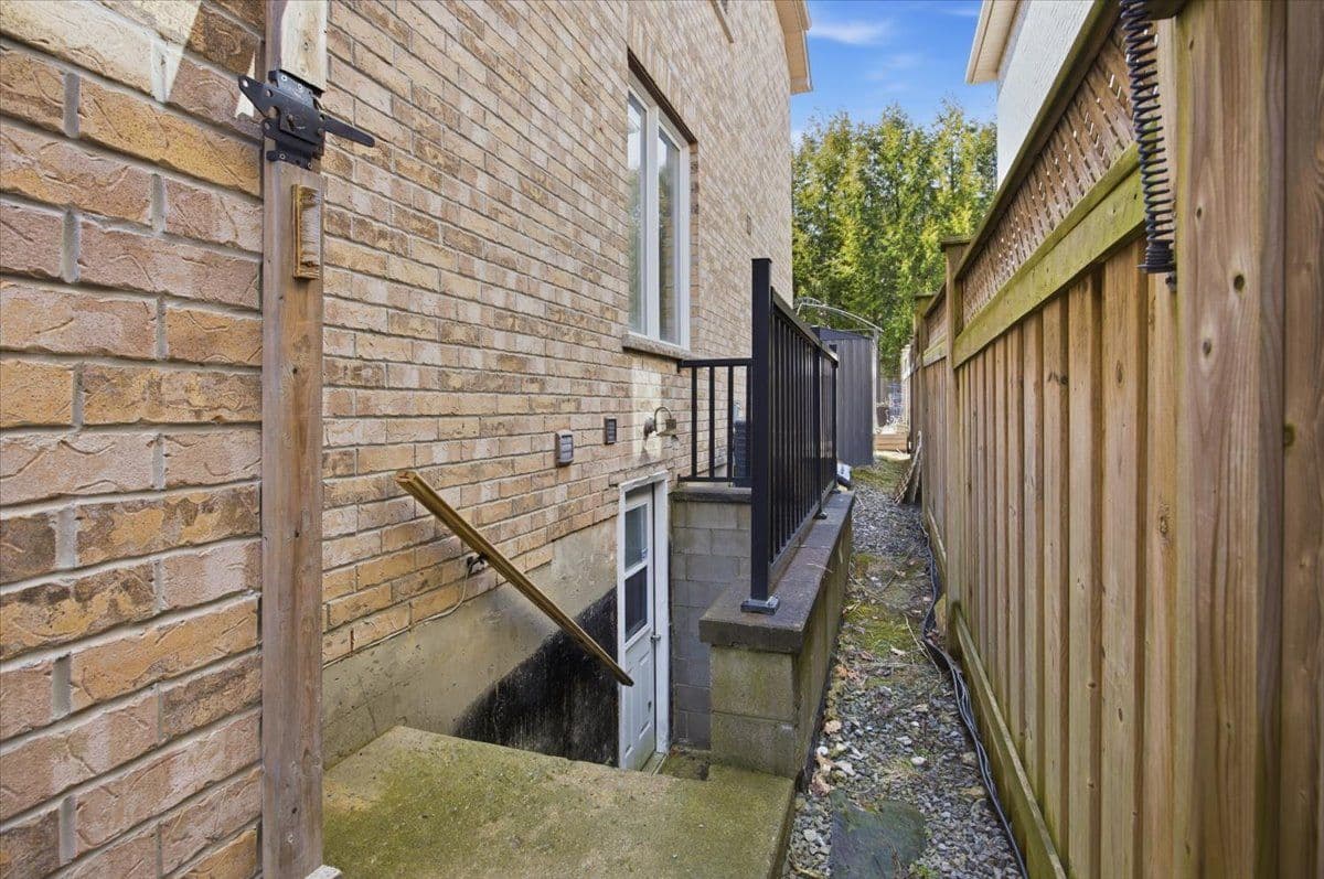 10 Usherwood Street, Aurora, ON L4G 7W6