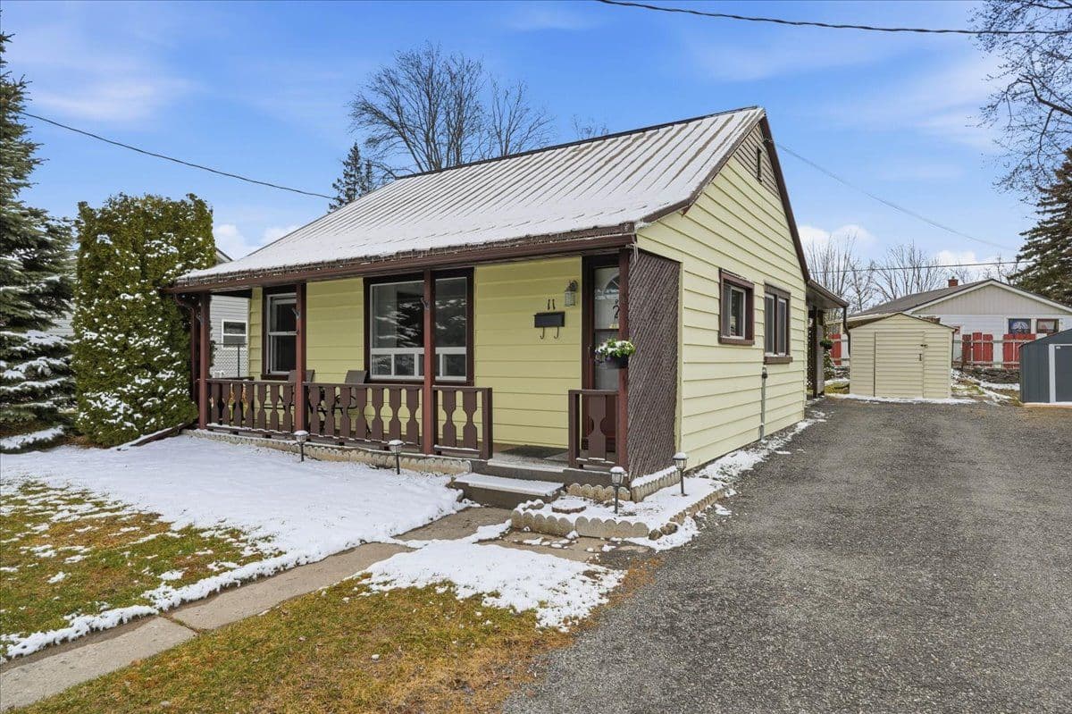 11 Weeks Avenue, Quinte West, ON K8V 1X4