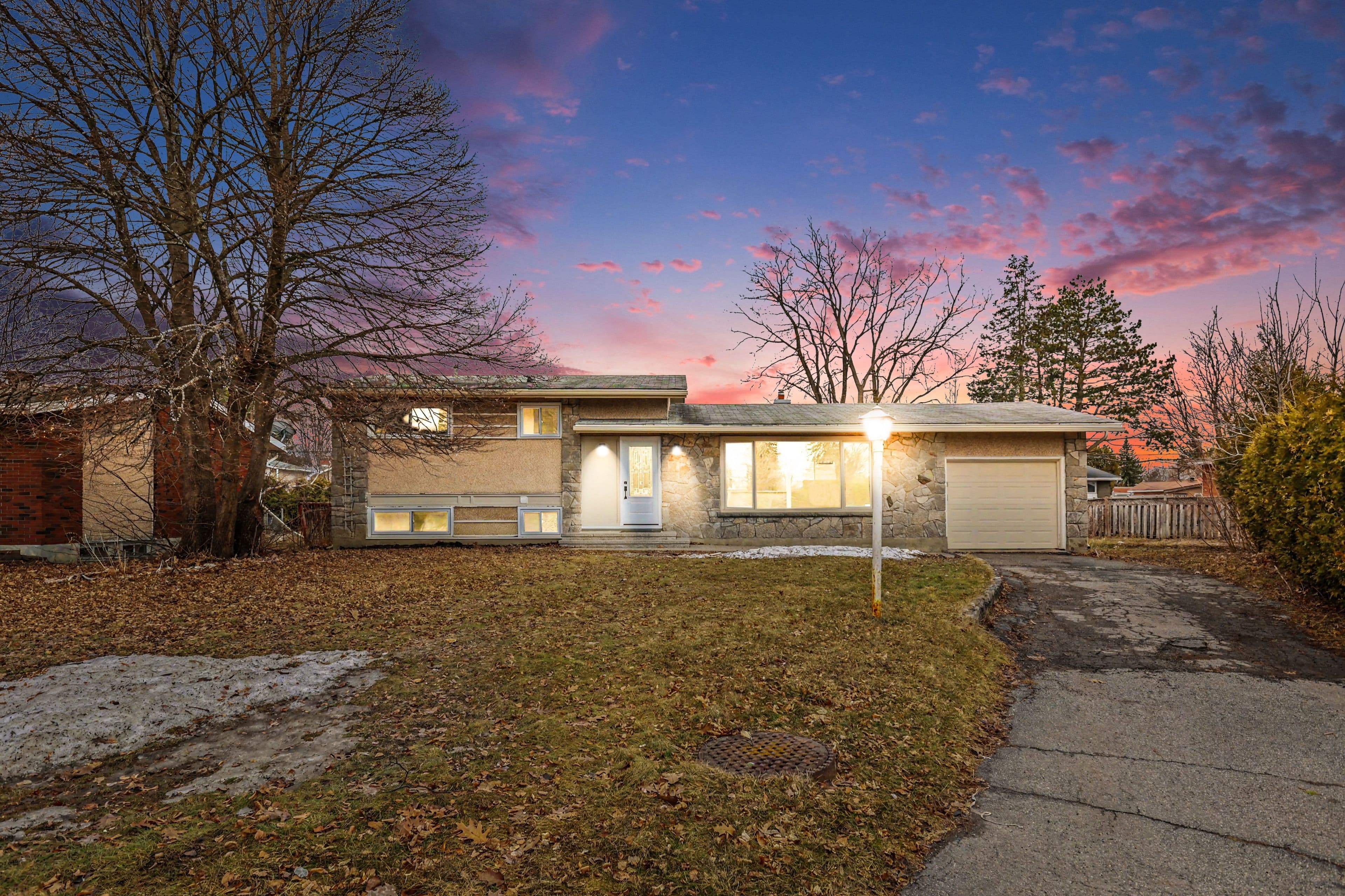 9 GREENWICH Avenue, Cityview - Parkwoods Hills - Rideau Shore, ON K2E 5E7