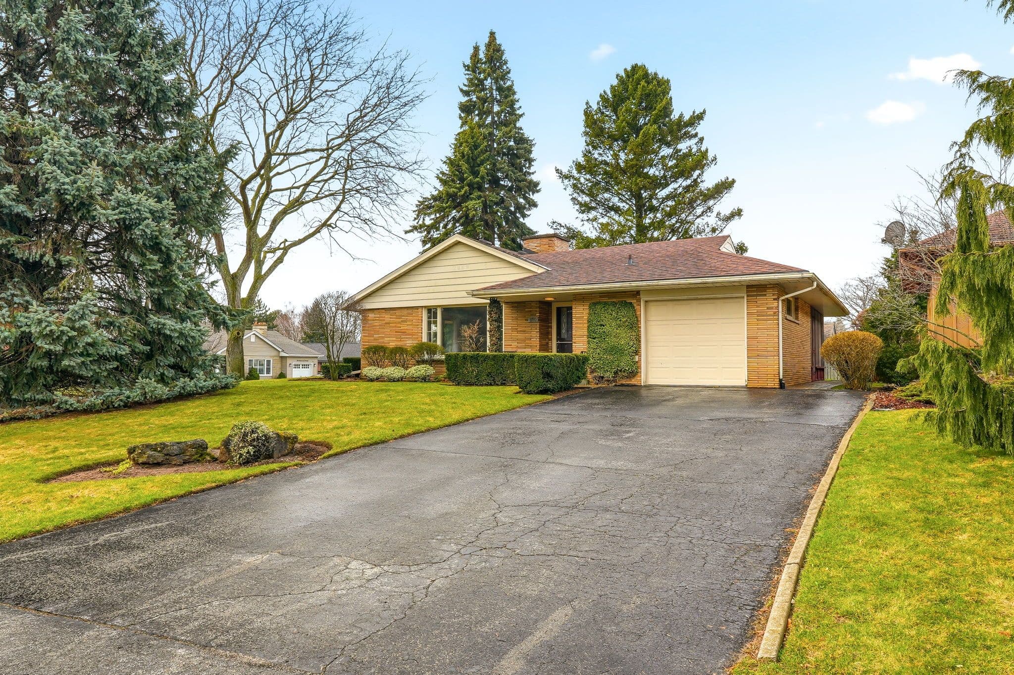 890 Falcon Boulevard, Burlington, ON L7T 3B7