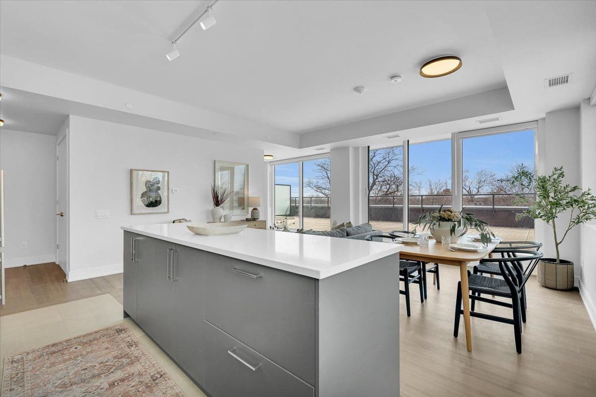 664 Spadina Avenue 602, Toronto C01, ON M5S 0G4