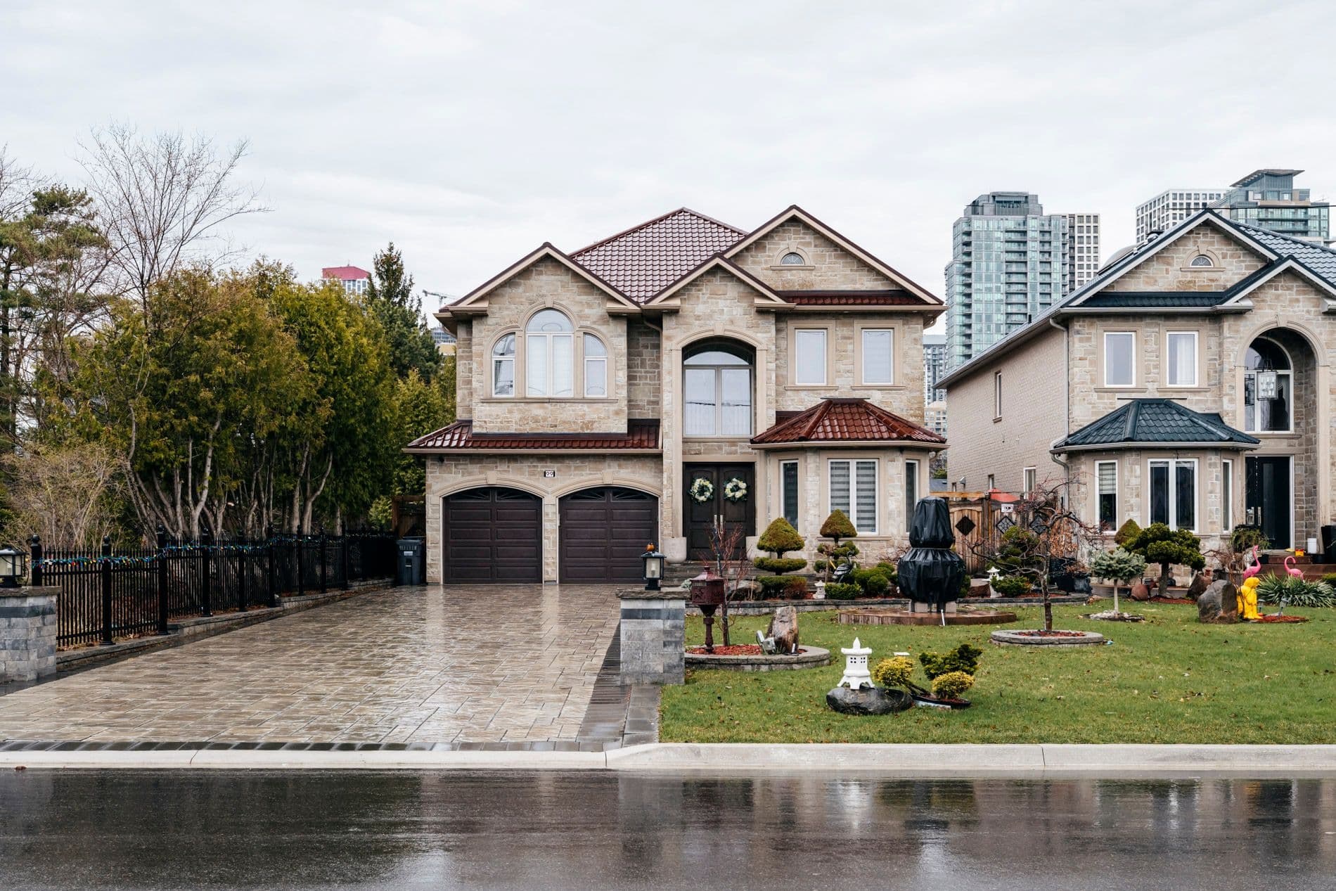99 Fairview Road W, Mississauga, ON L5B 1K7