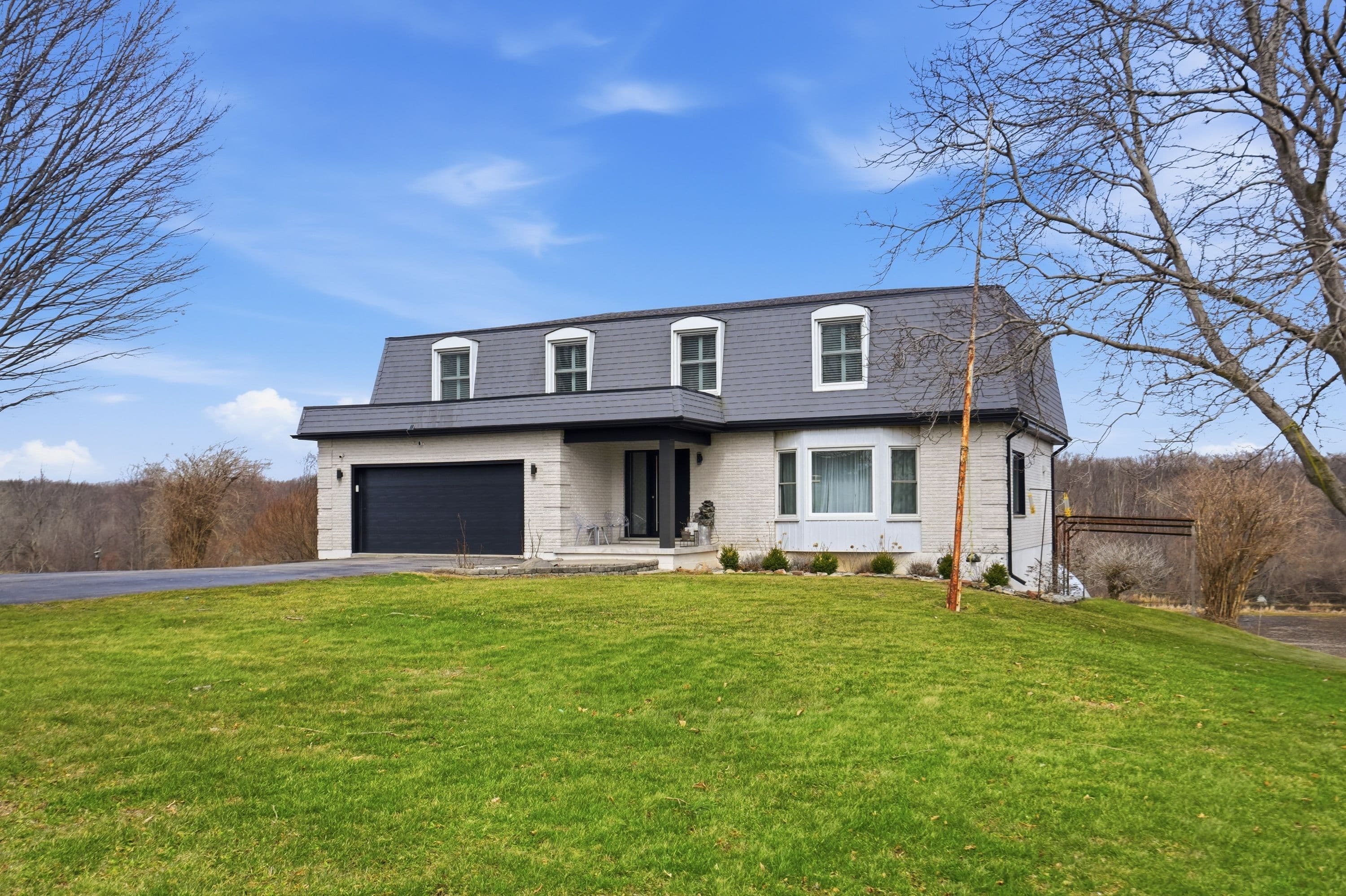 296 Ridge Road W, Grimsby, ON L3M 4E7