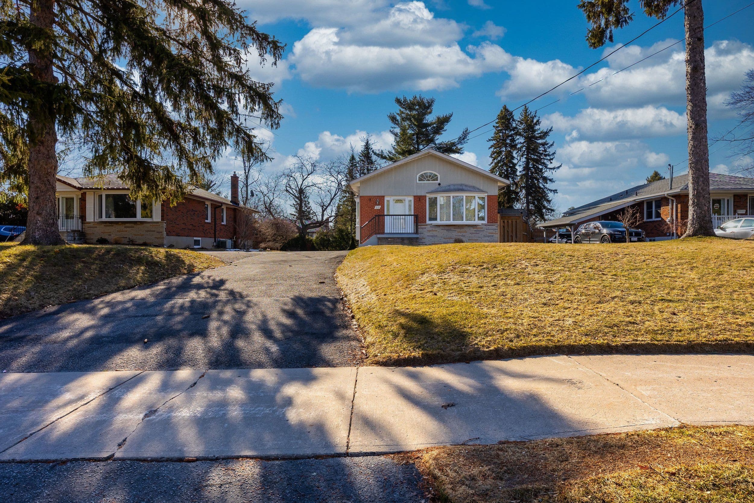 69 Lawson Road Main, Toronto E10, ON M1C 2J1