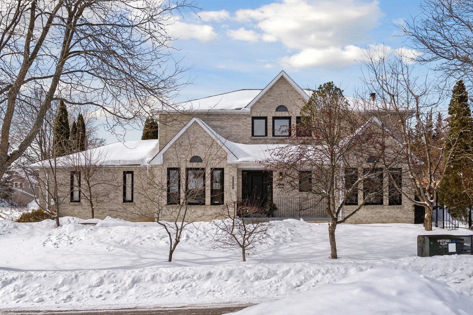 16 Autumn Way, Aurora, ON L4G 4P1