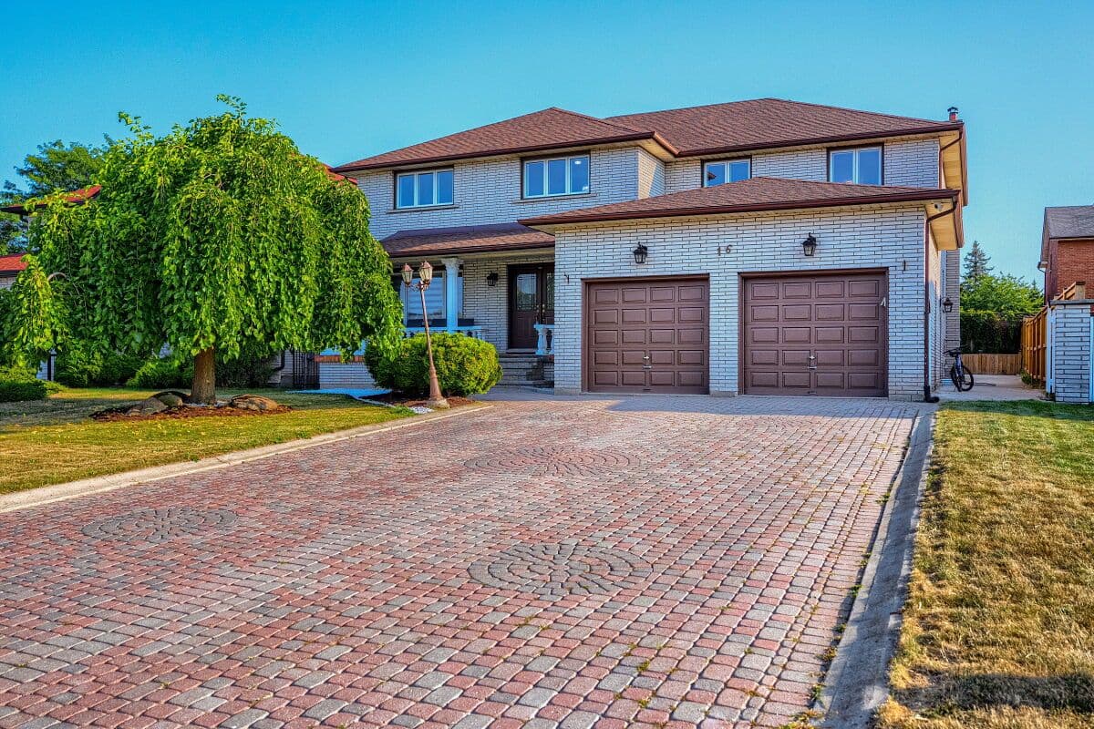 16 Vogue Court, Hamilton, ON L8E 4T3