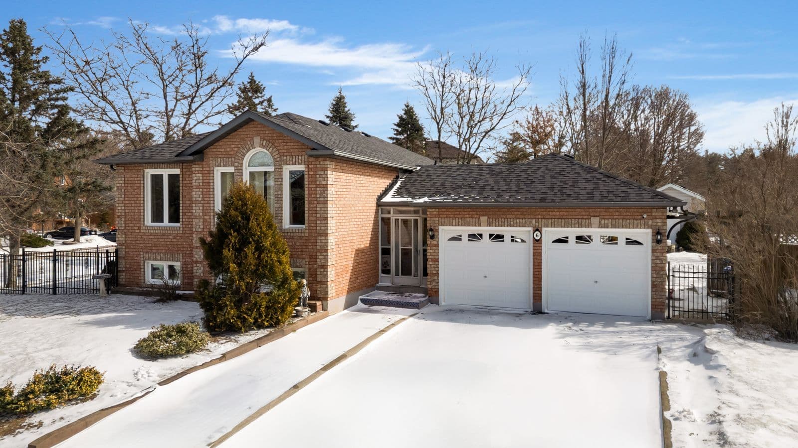 6 Carolyne Street, Essa, ON L3W 0J8