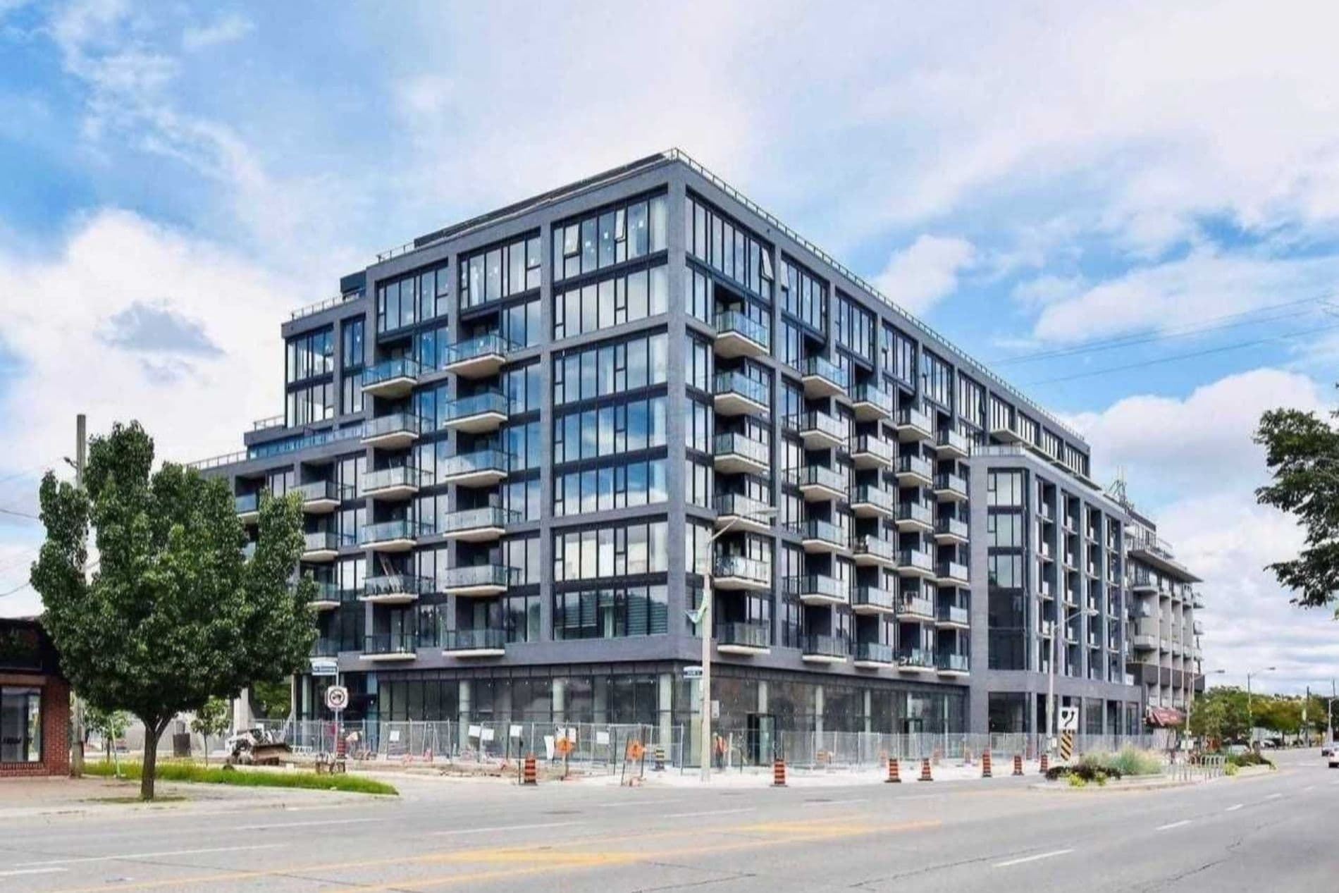 7 Smith Crescent 619, Toronto W07, ON M8Z 0G3