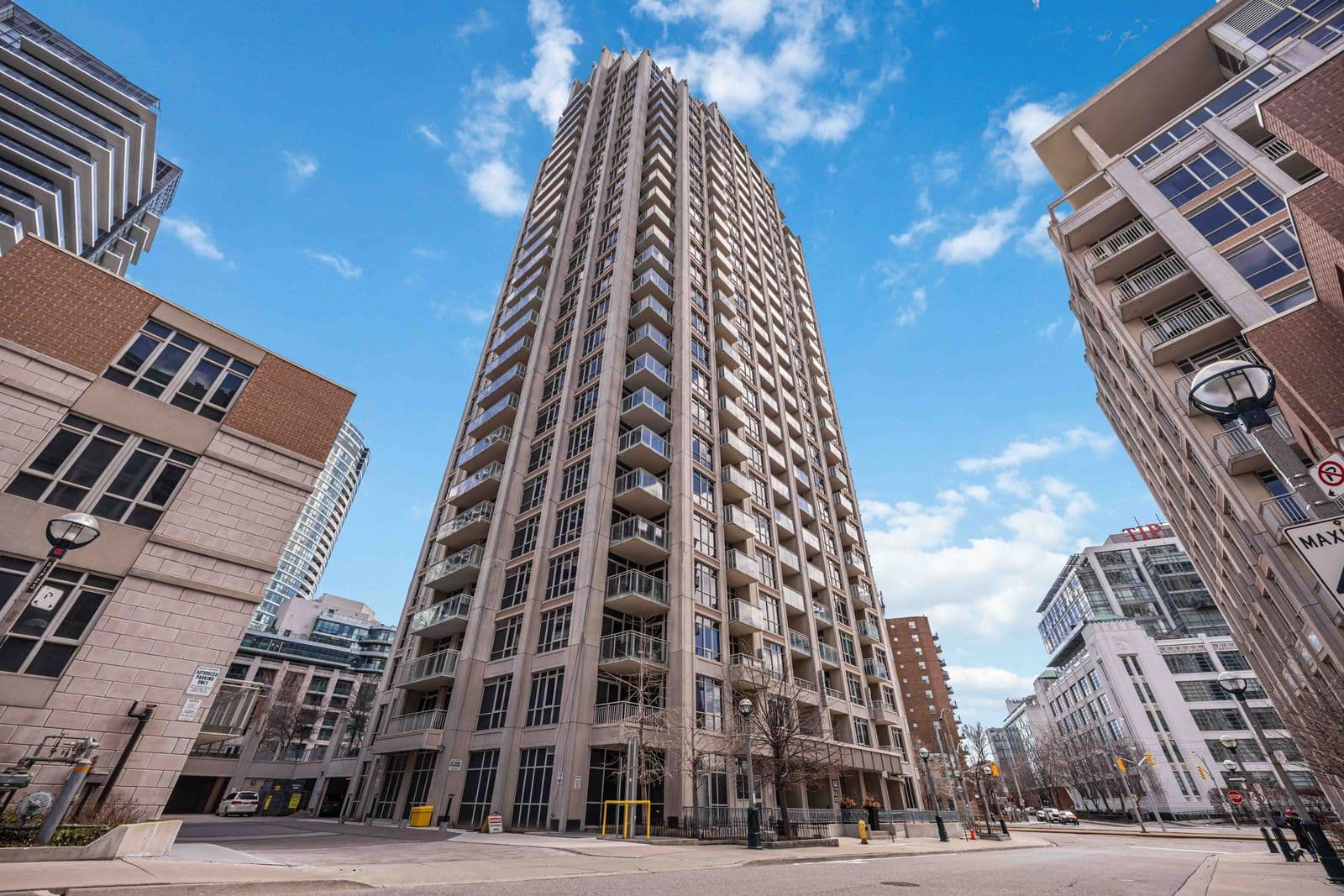 21 Grand Magazine Street 1206, Toronto C01, ON M5V 1B5