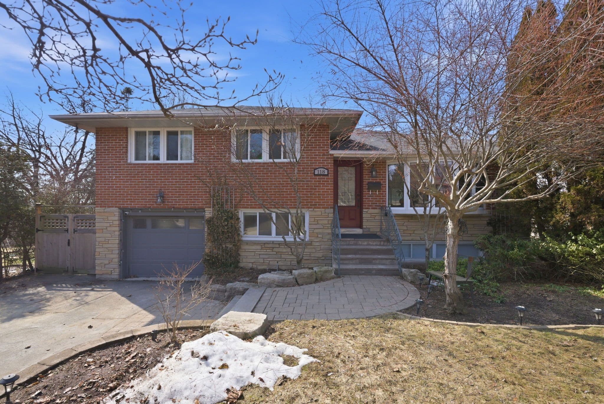 118 Applewood Crescent, Whitby, ON L1N 2E7