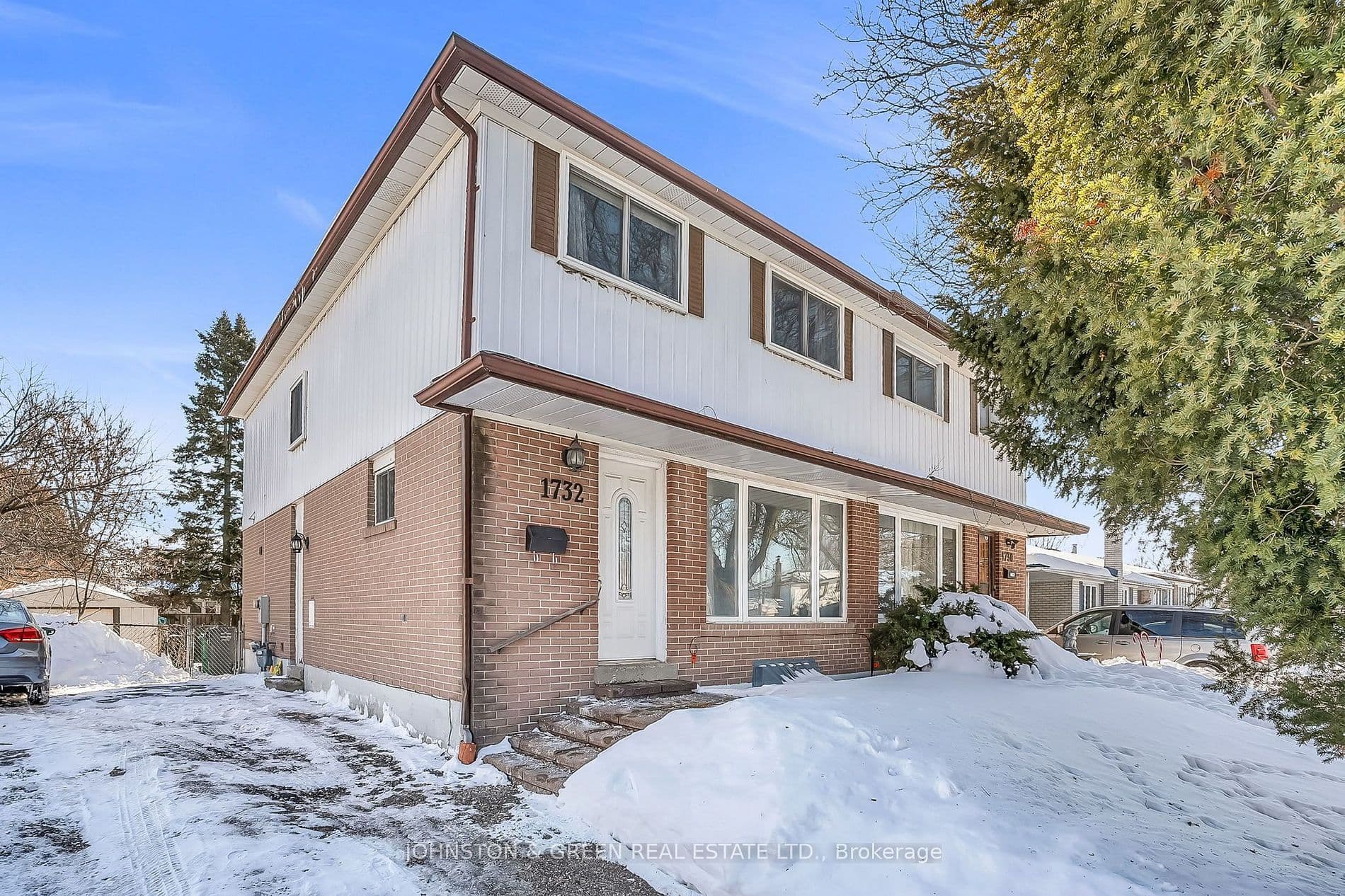 1732 Oberon Crescent, Mississauga, ON L4X 2K8