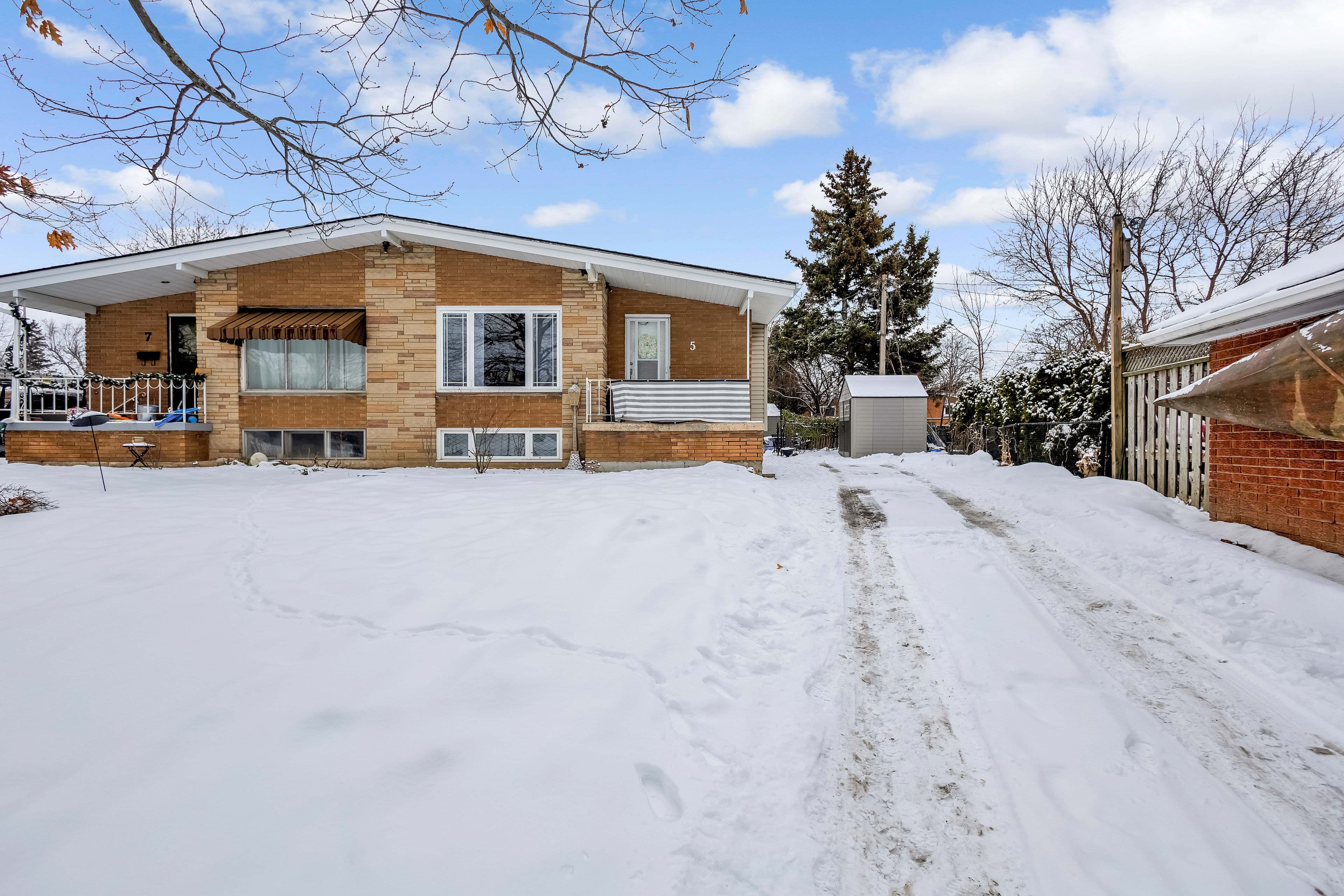 5 Carrington Court, Hamilton, ON L9A 4N5