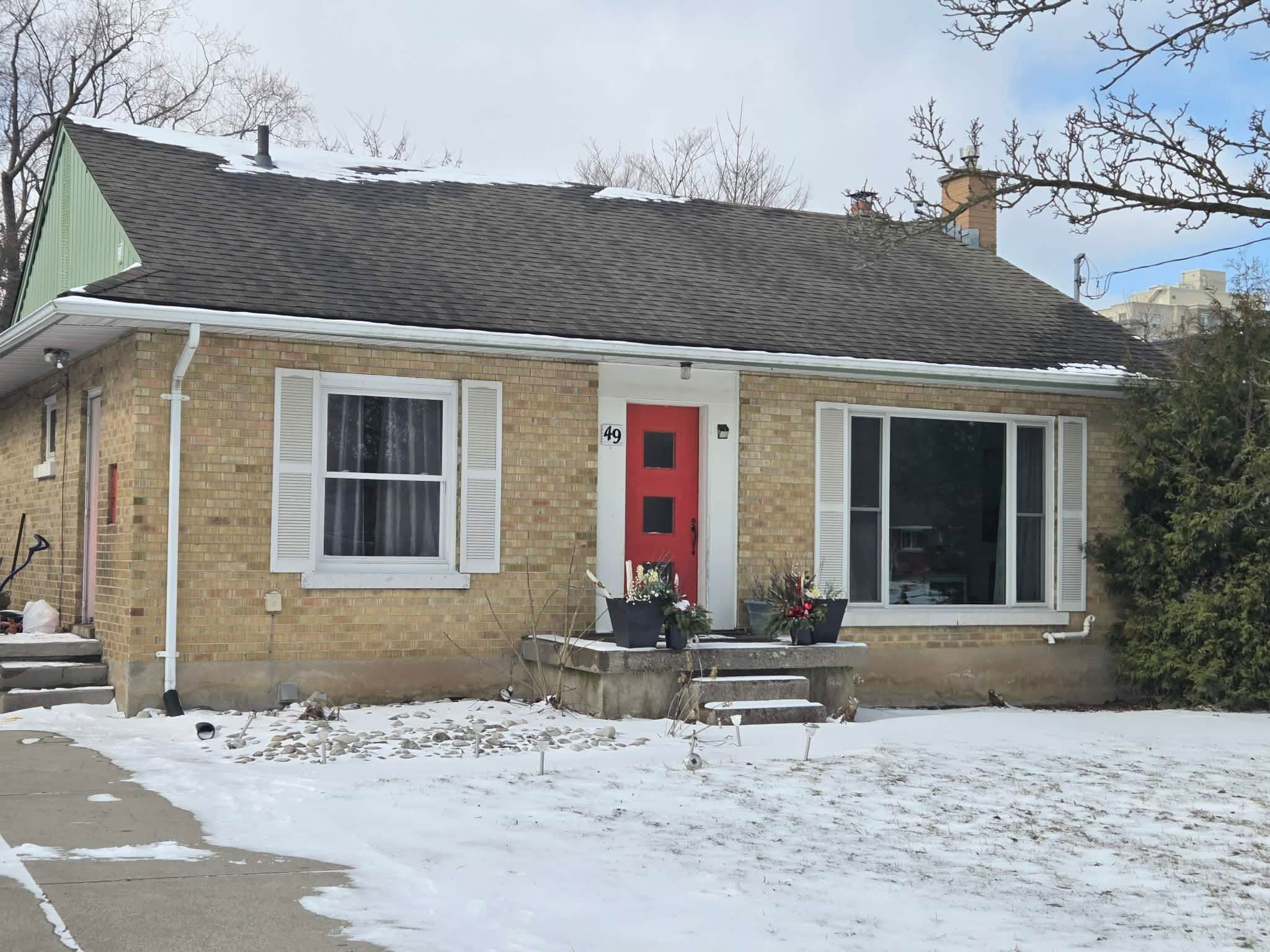 49 Dietz Avenue S, Waterloo, ON N2L 2J8