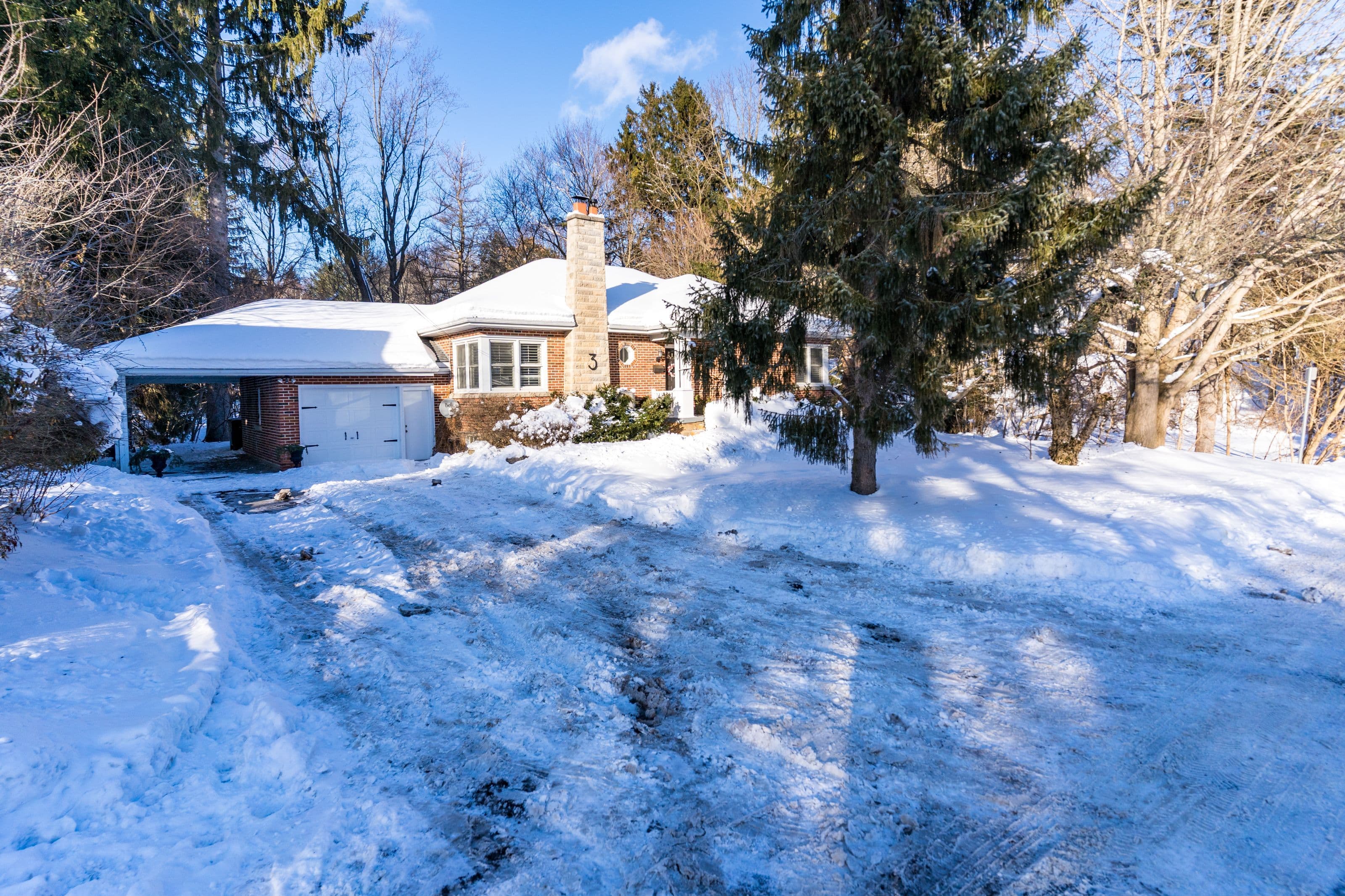 3 Fallsview Road, Hamilton, ON L9H 5J7