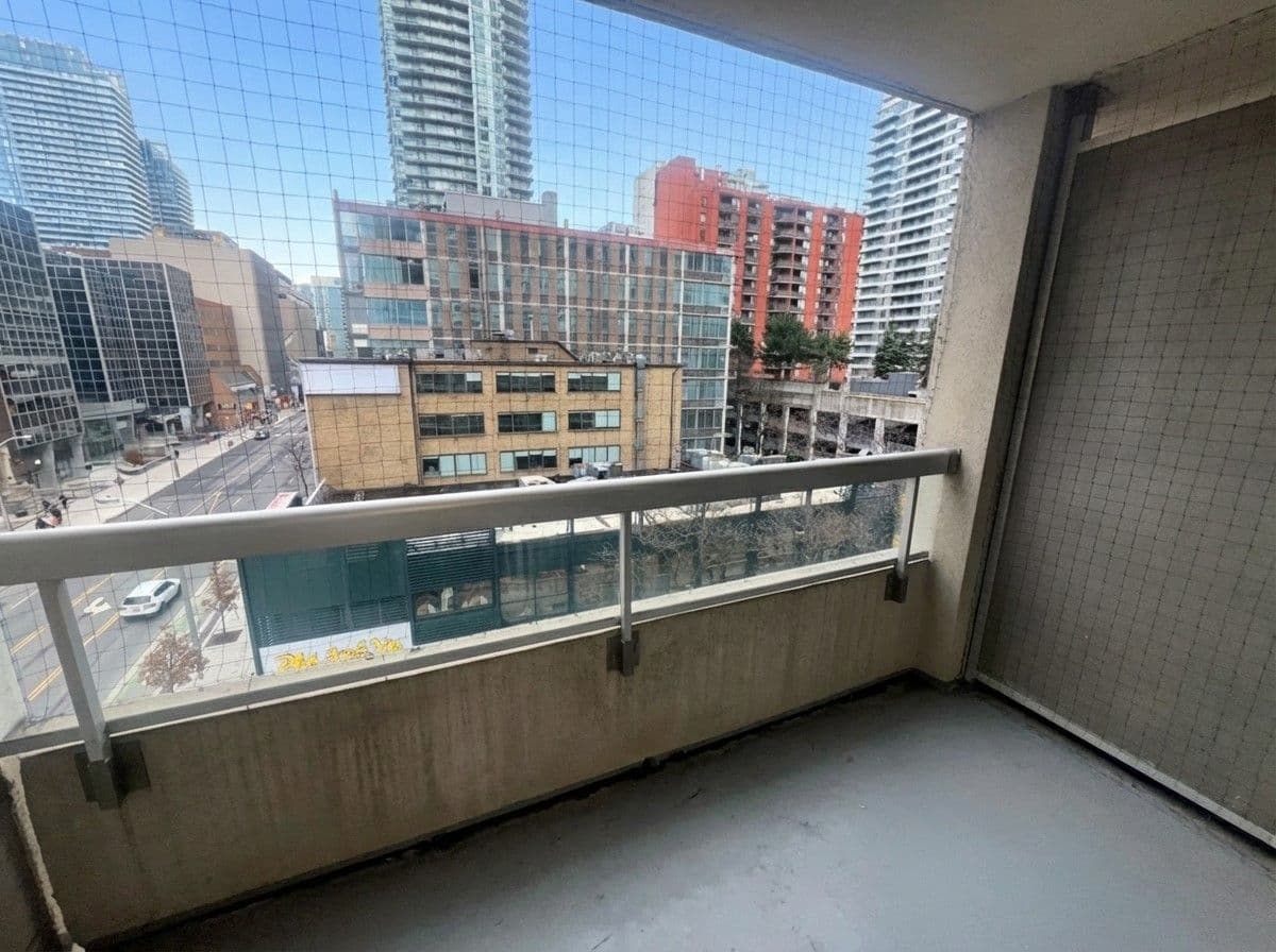 43 Eglinton Avenue E 705, Toronto C10, ON M4P 1A2