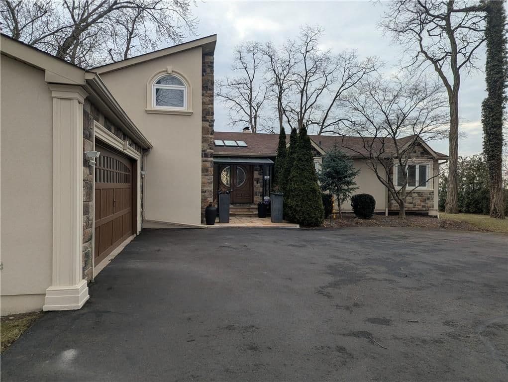 3346 Lakeshore Road W, Oakville, ON L6L 6S6