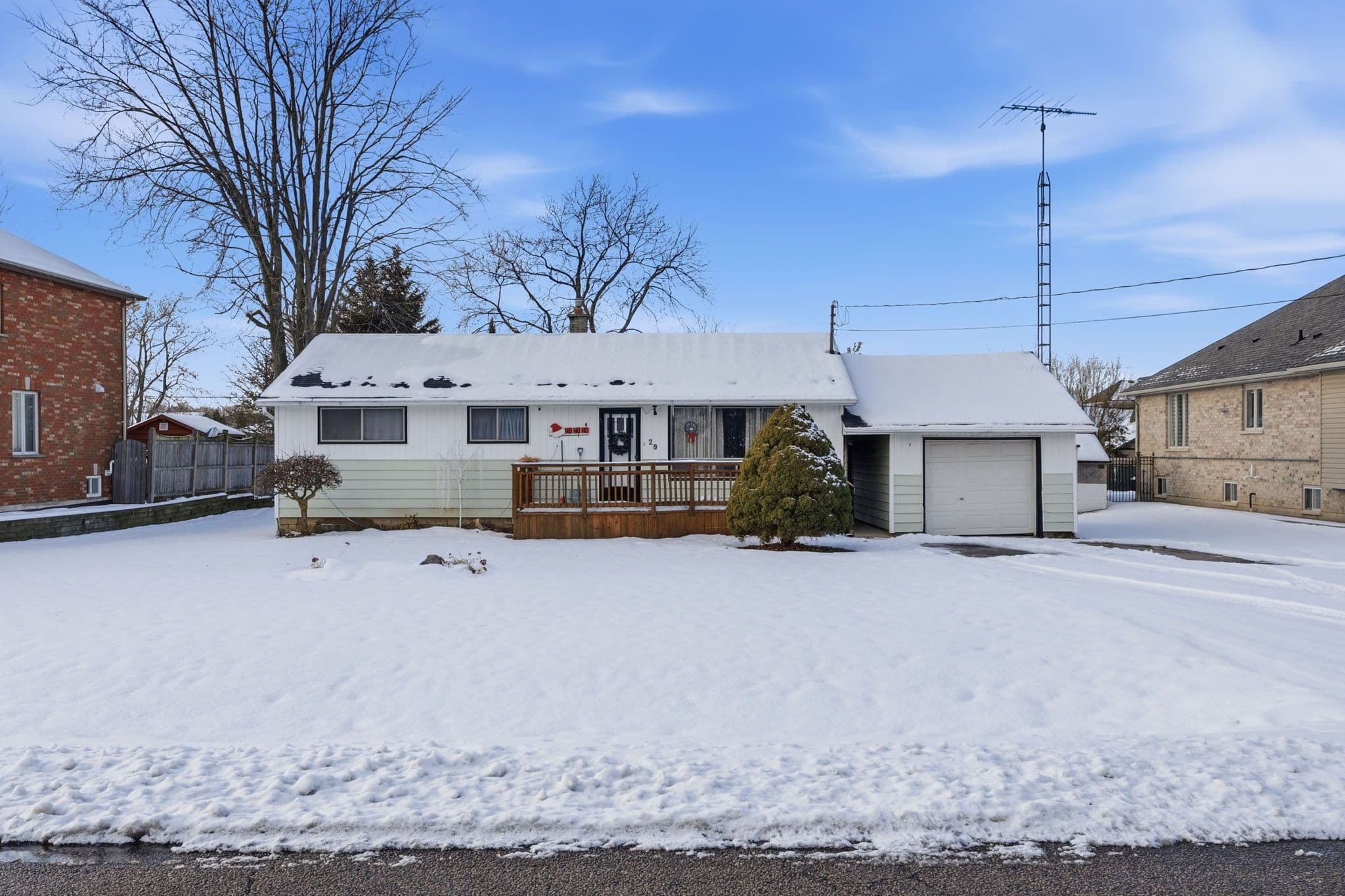 29 Leckie Avenue, Hamilton, ON L8J 2S7