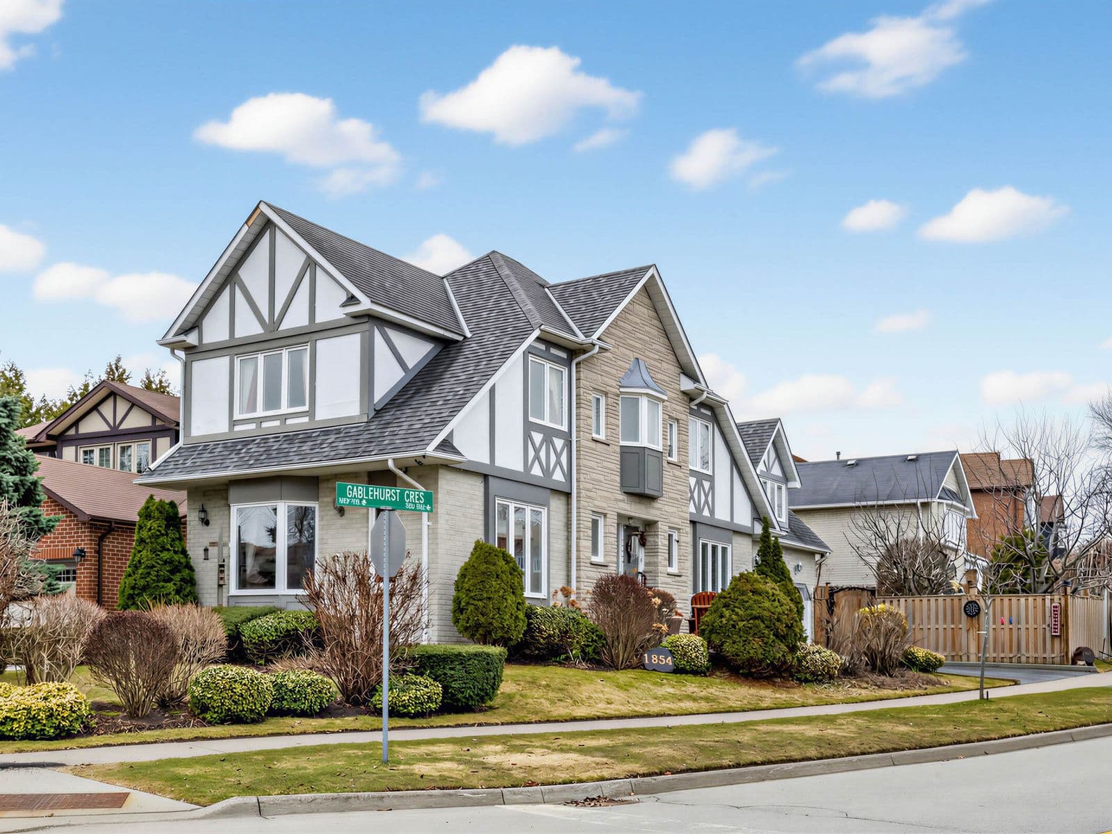 1854 Brookshire Square, Pickering, ON L1V 5E9