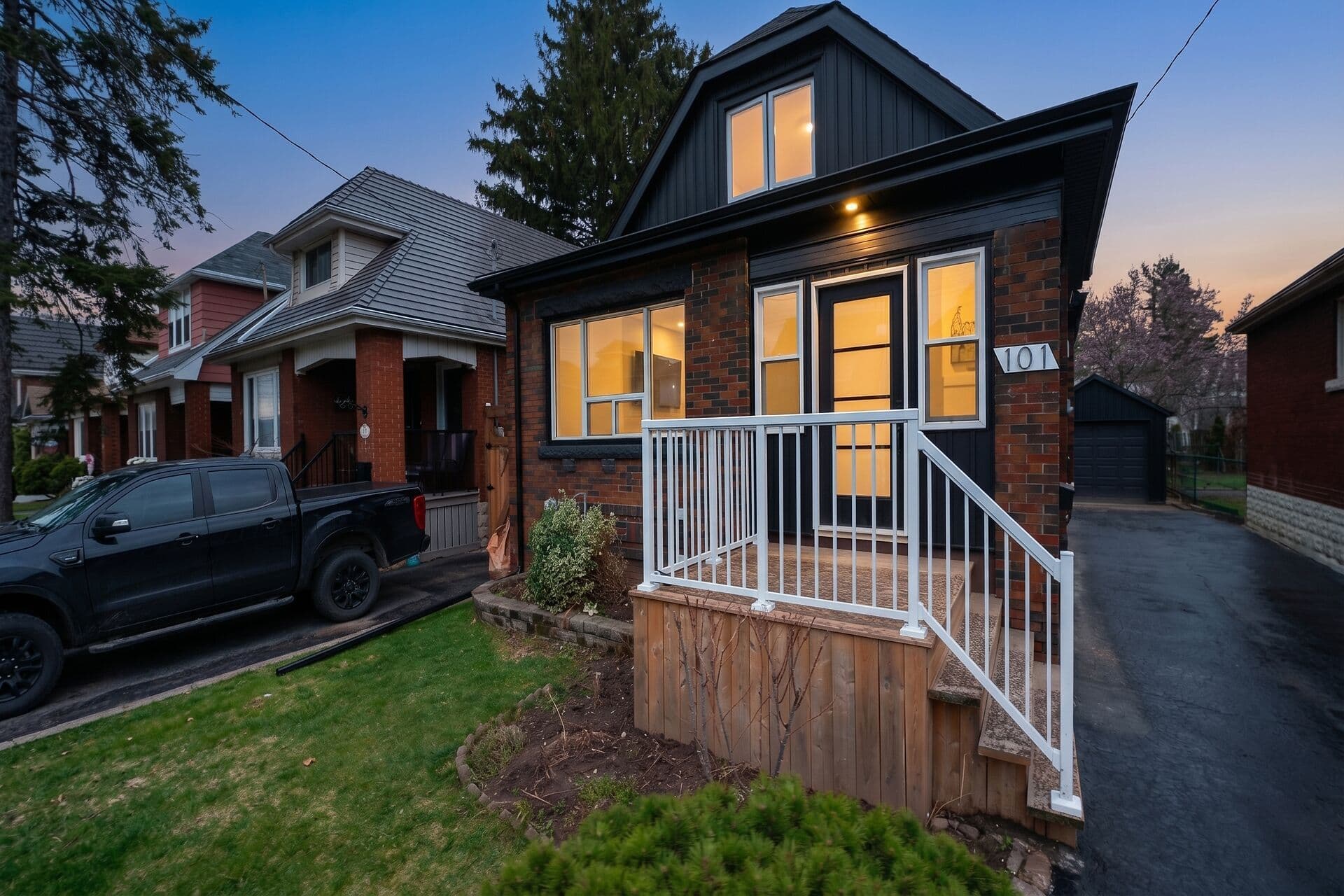 101 Houghton Avenue S, Hamilton, ON L8K 2M9