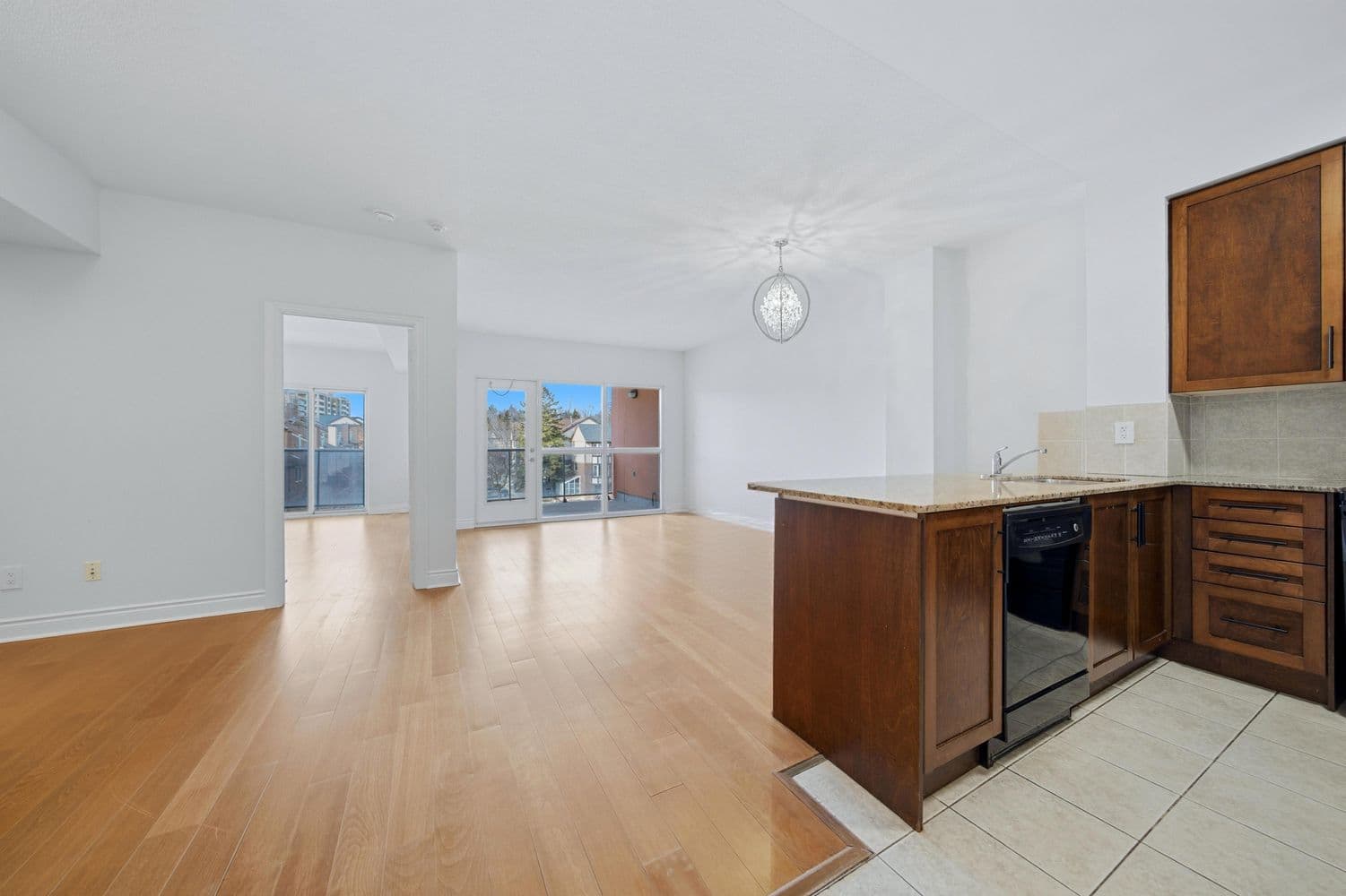 160 Woodbridge Avenue 409, Vaughan, ON L4L 0B8