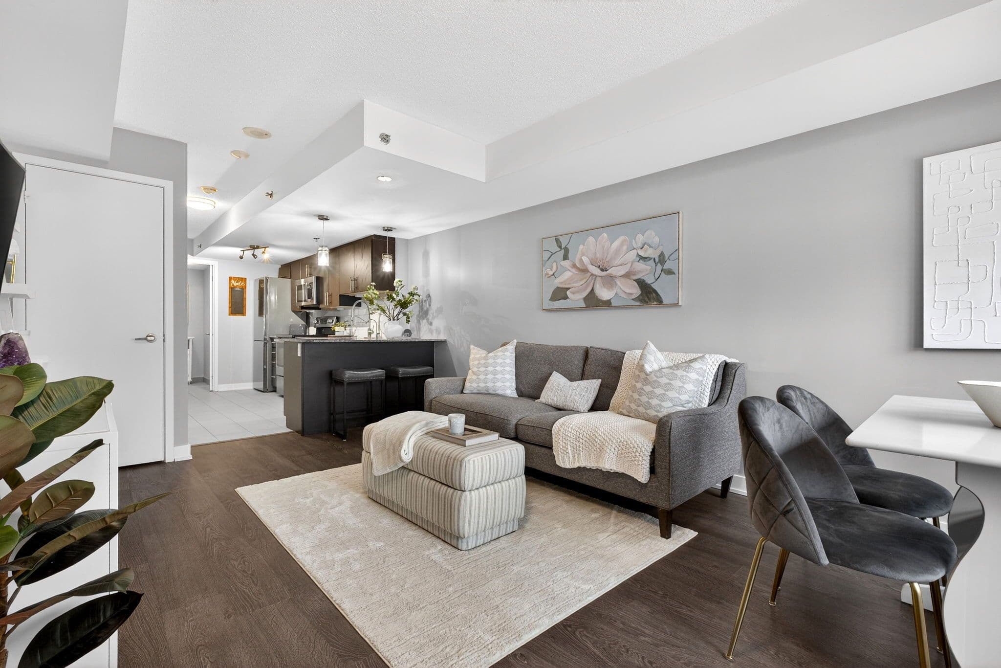 11 Superior Avenue Th3, Toronto W06, ON M8V 0A7