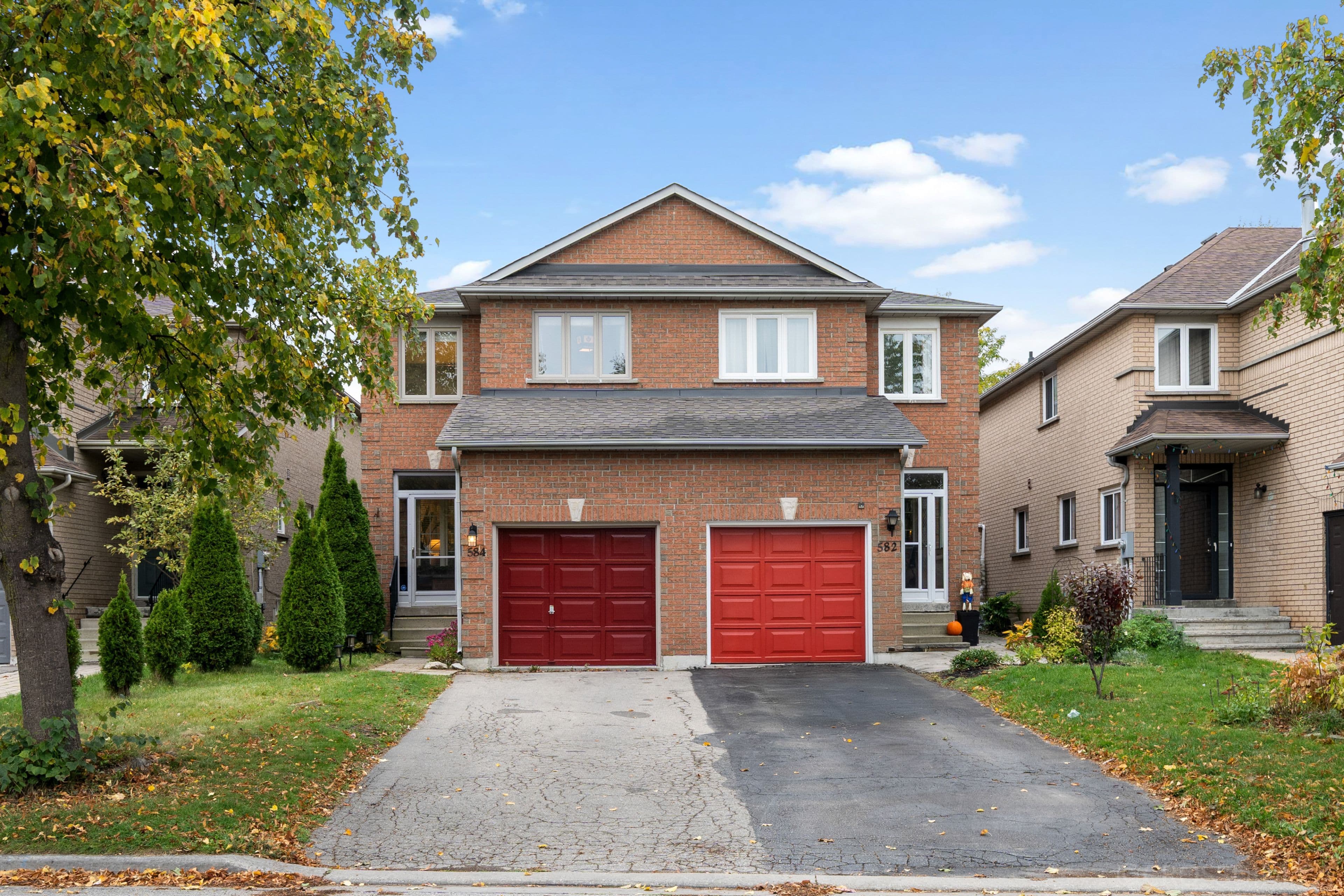 584 Willowick Drive, Newmarket, ON L3X 2A9