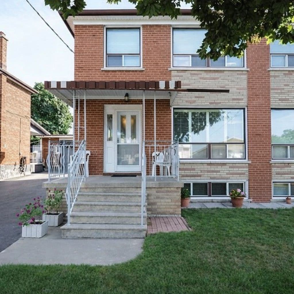 29 Peterdale Road, Toronto W05, ON M3L 1T8
