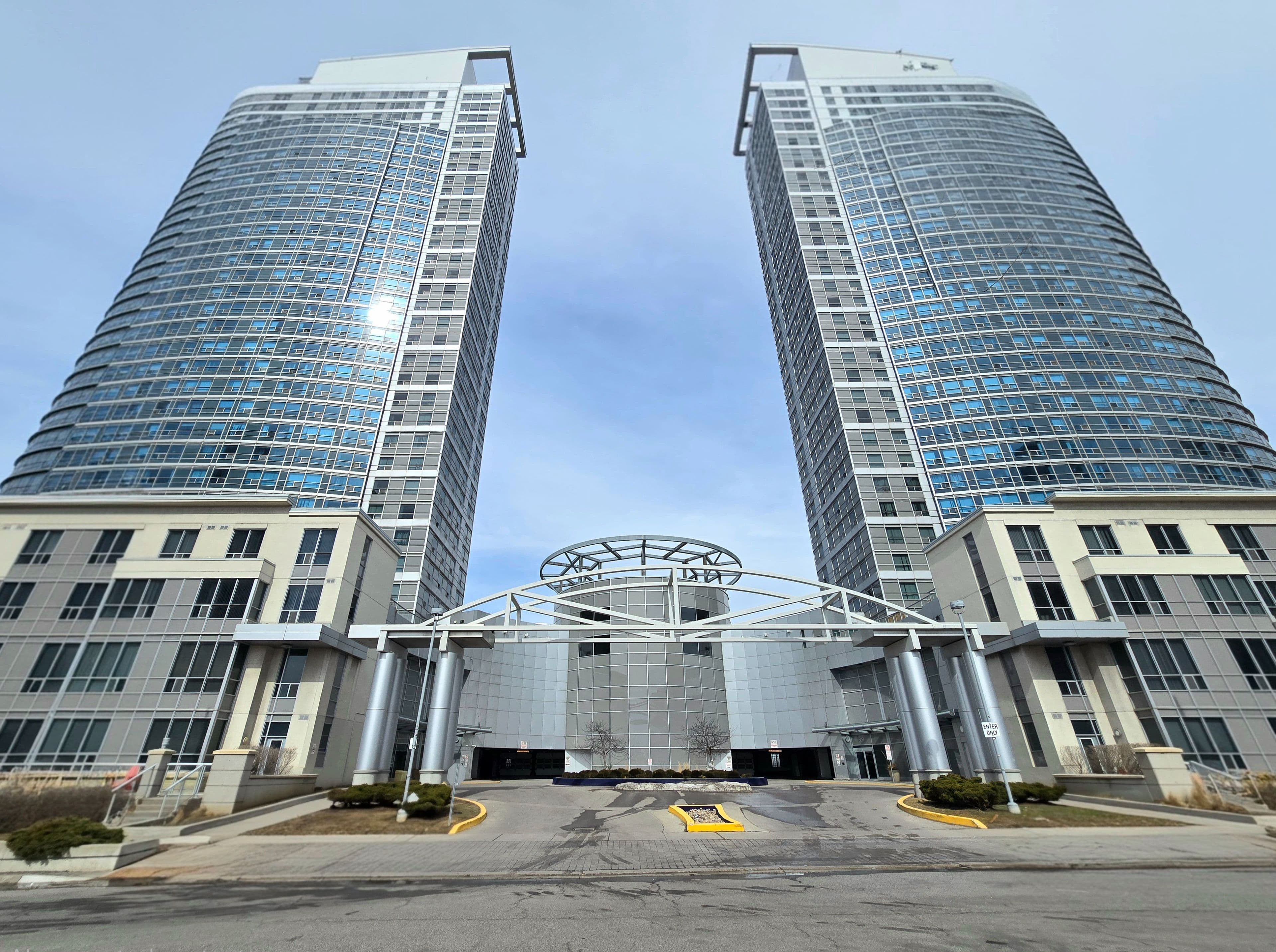 36 Lee Centre Drive 2607, Toronto E09, ON M1H 3K2