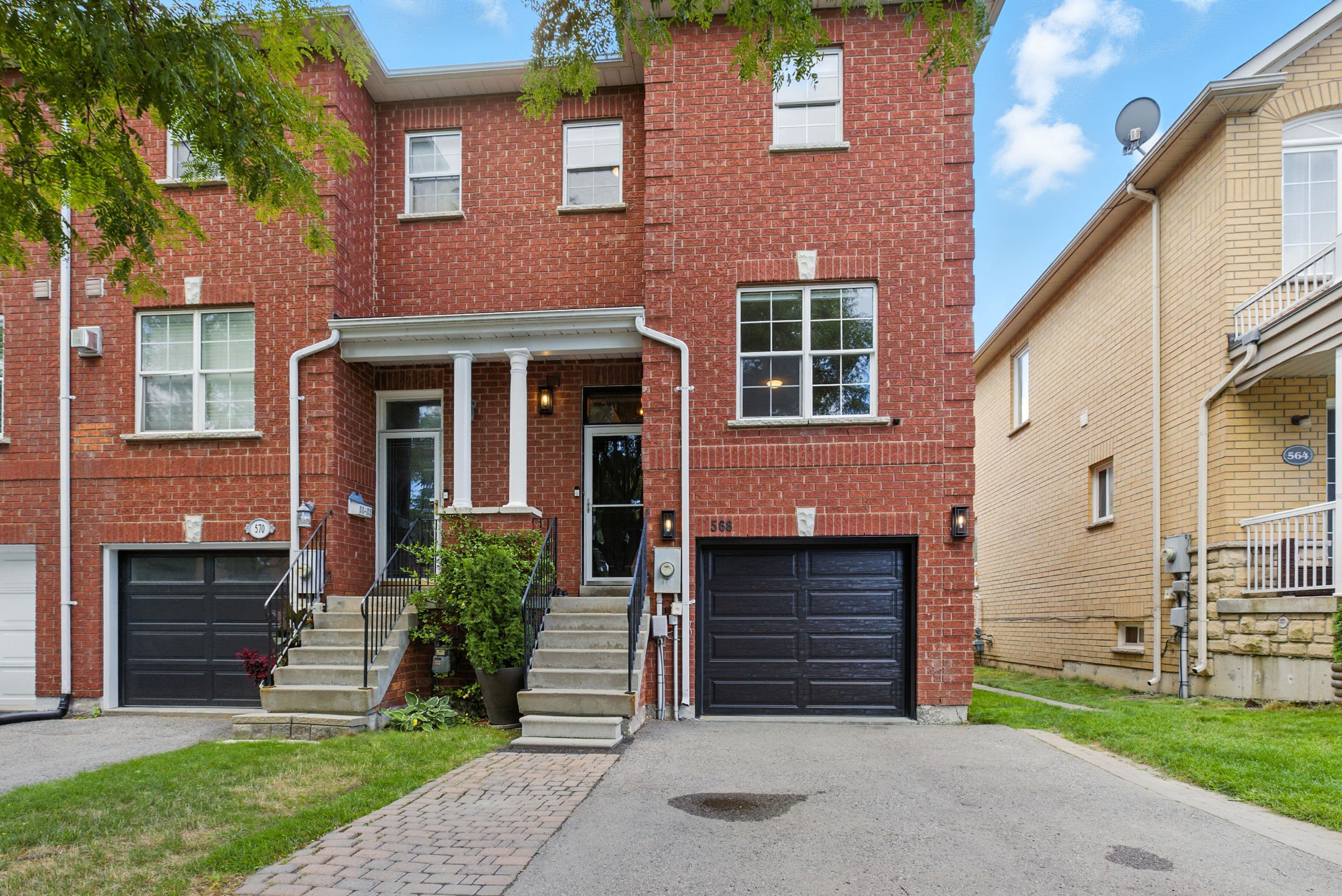 568 Legresley Lane, Newmarket, ON L3Y 8R8