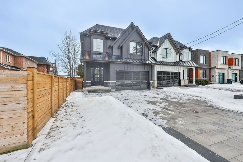 1012 Garrard Avenue, Mississauga, ON L5E 1L5