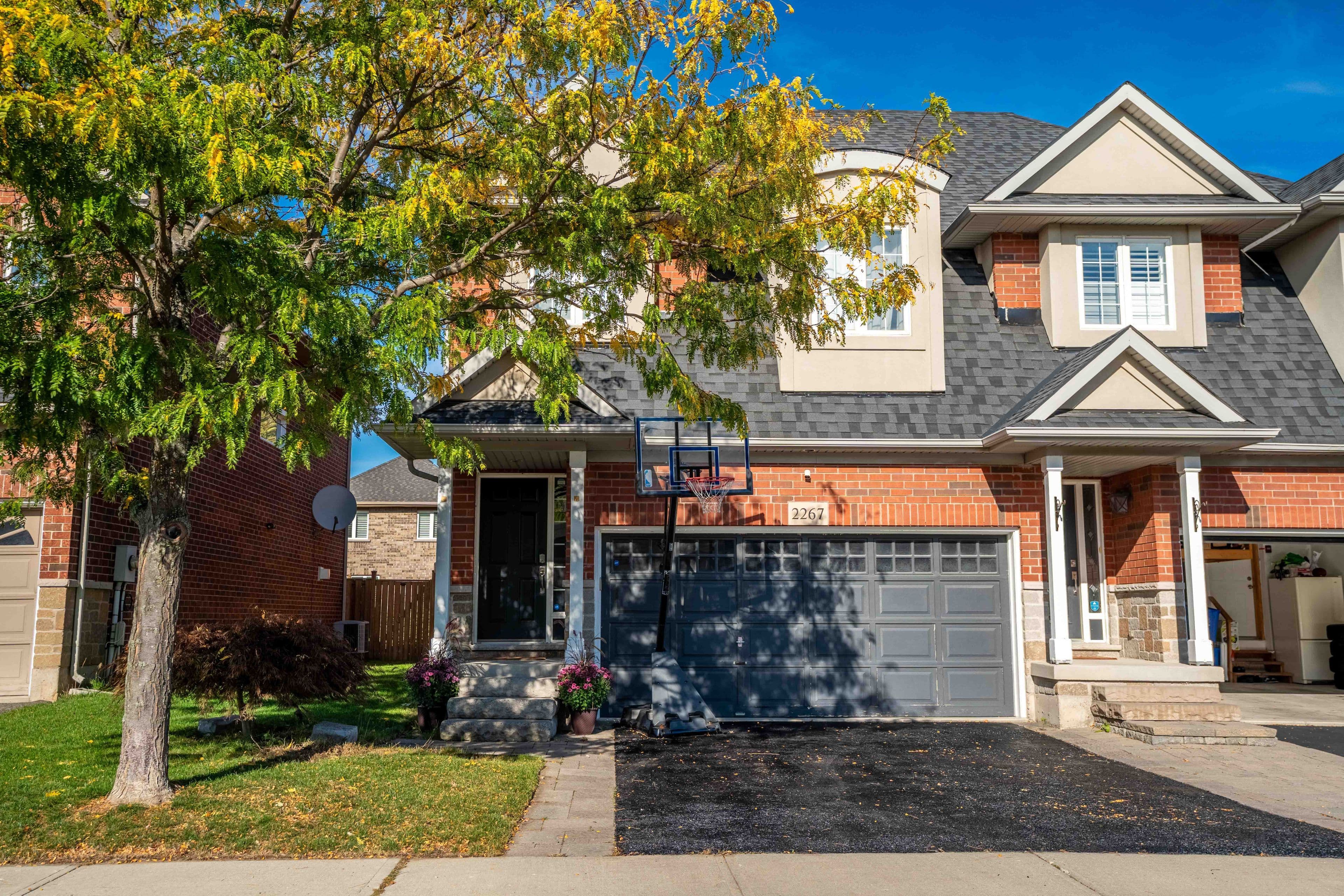 2267 Whistling Springs Crescent, Oakville, ON L6M 5G5