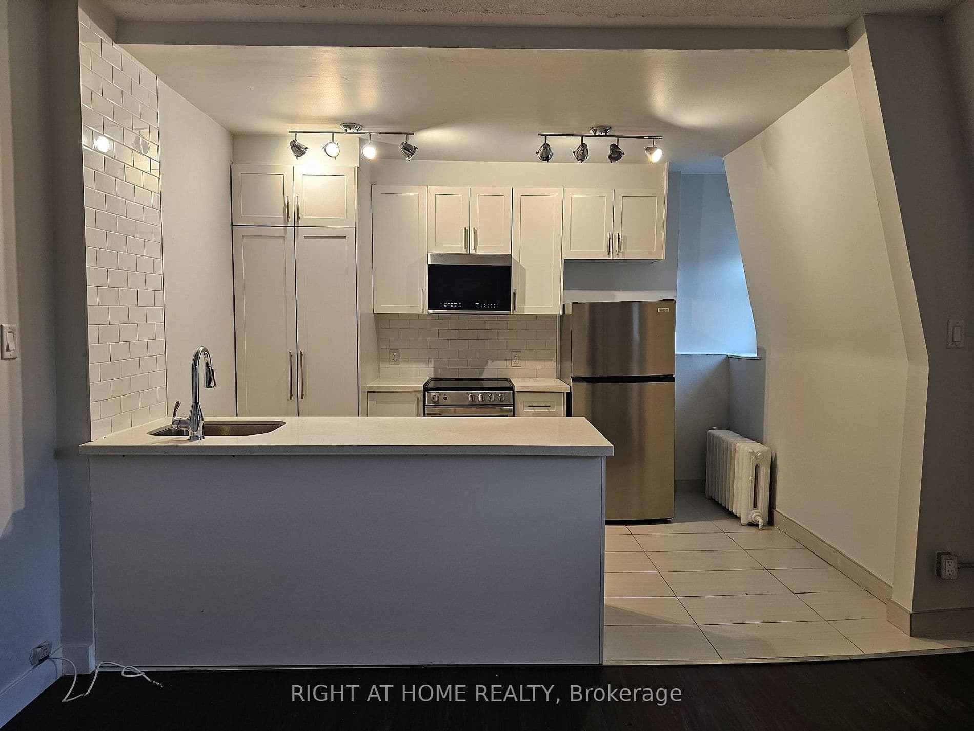 72 Wellesley Street E 203, Toronto C08, ON M4Y 1H2