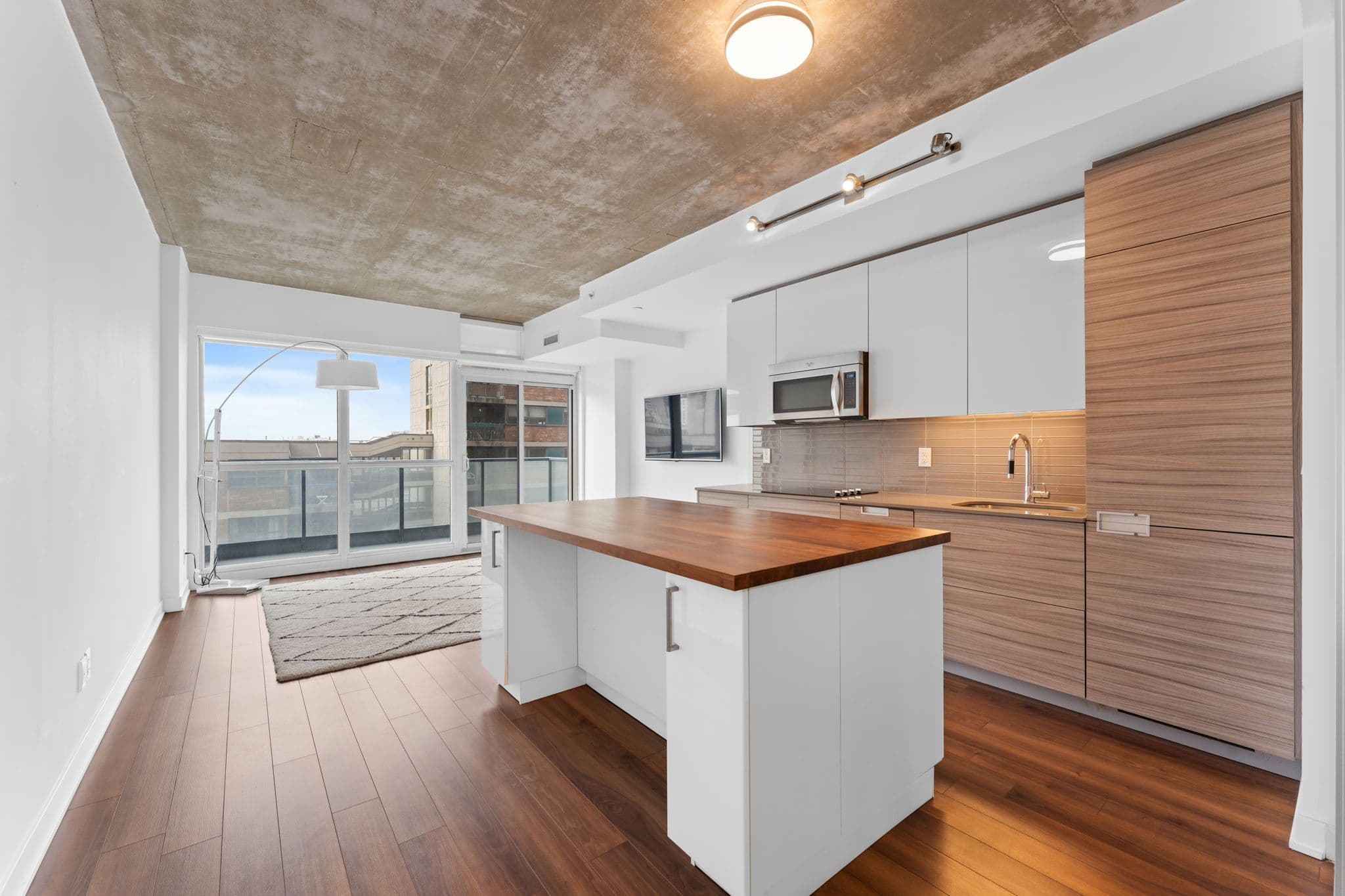 210 Simcoe Street 907, Toronto C01, ON M5T 0A9