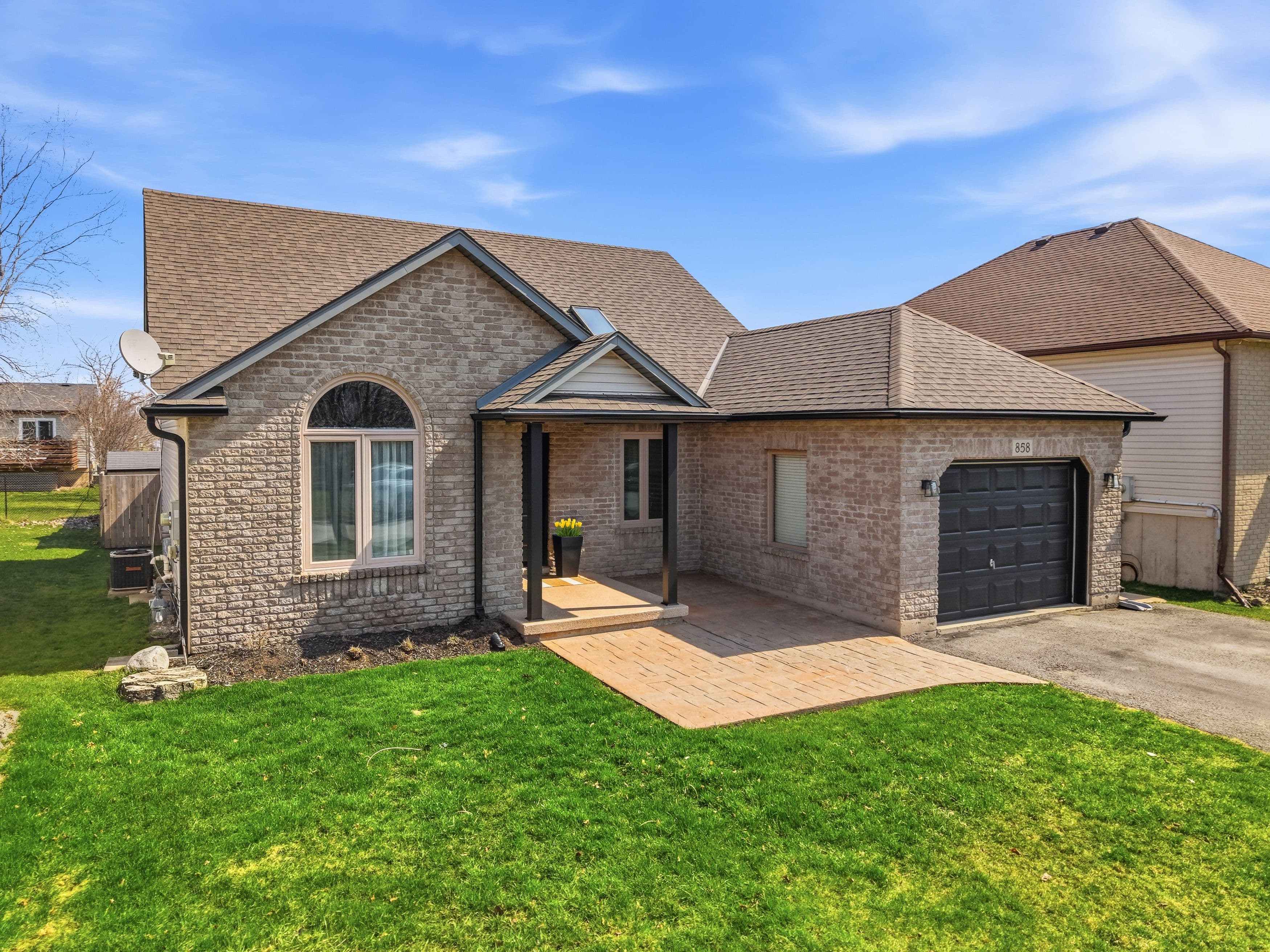 858 Canada Drive, Fort Erie, ON L2A 6E9