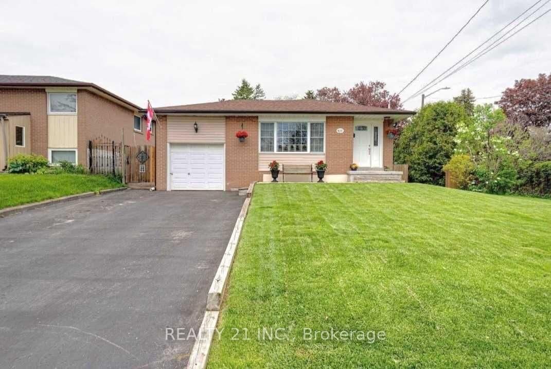 812 Sanok Drive, Pickering, ON L1W 2P9