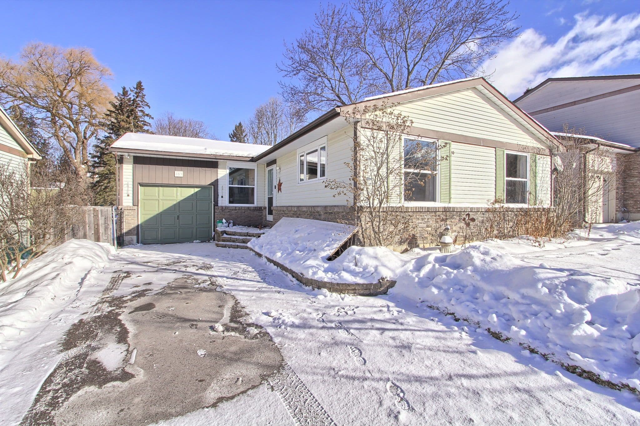 853 Magnolia Avenue, Newmarket, ON L3Y 5H5