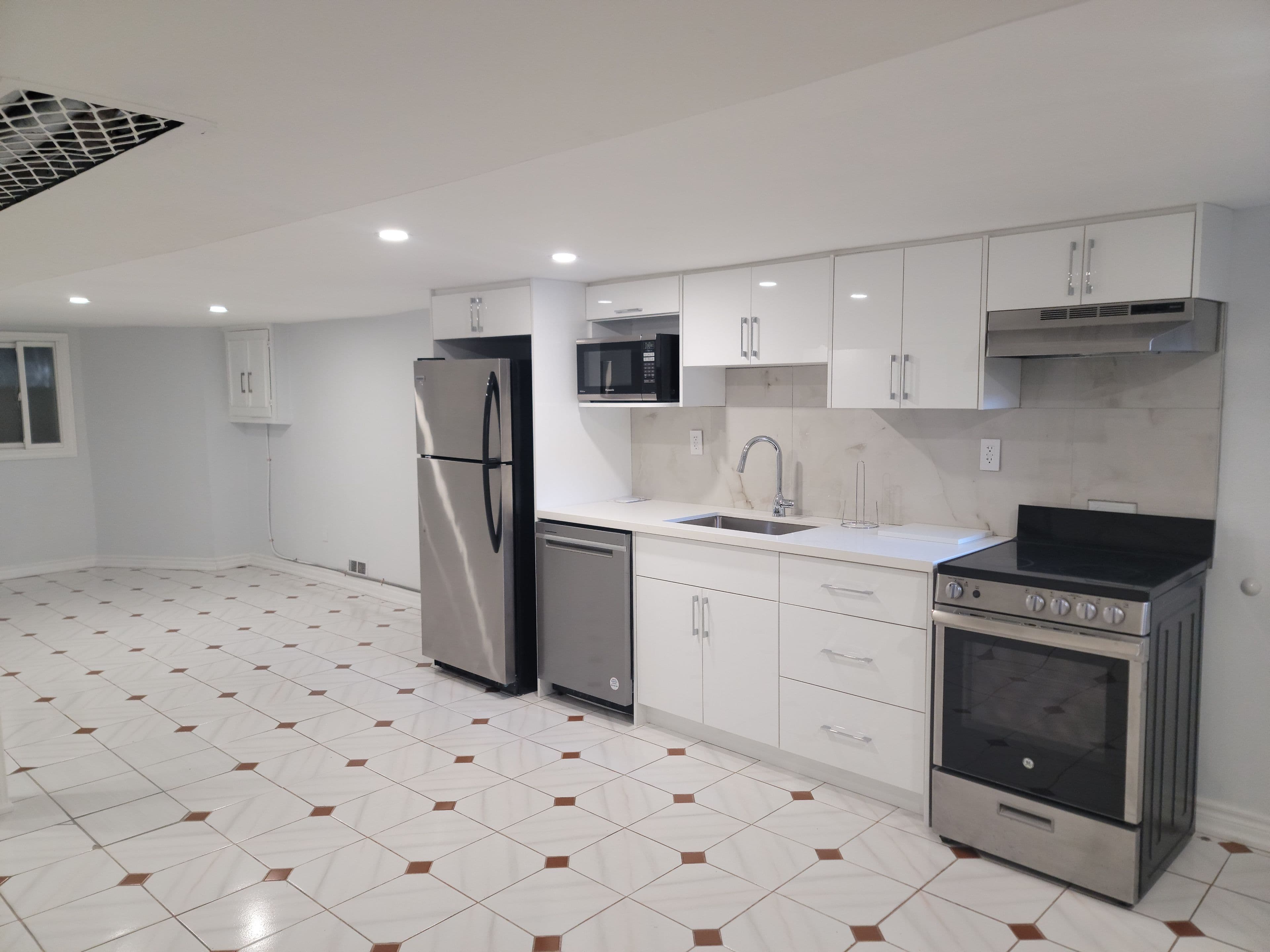 100 Montrose Avenue Main, Toronto C01, ON M6J 2T7