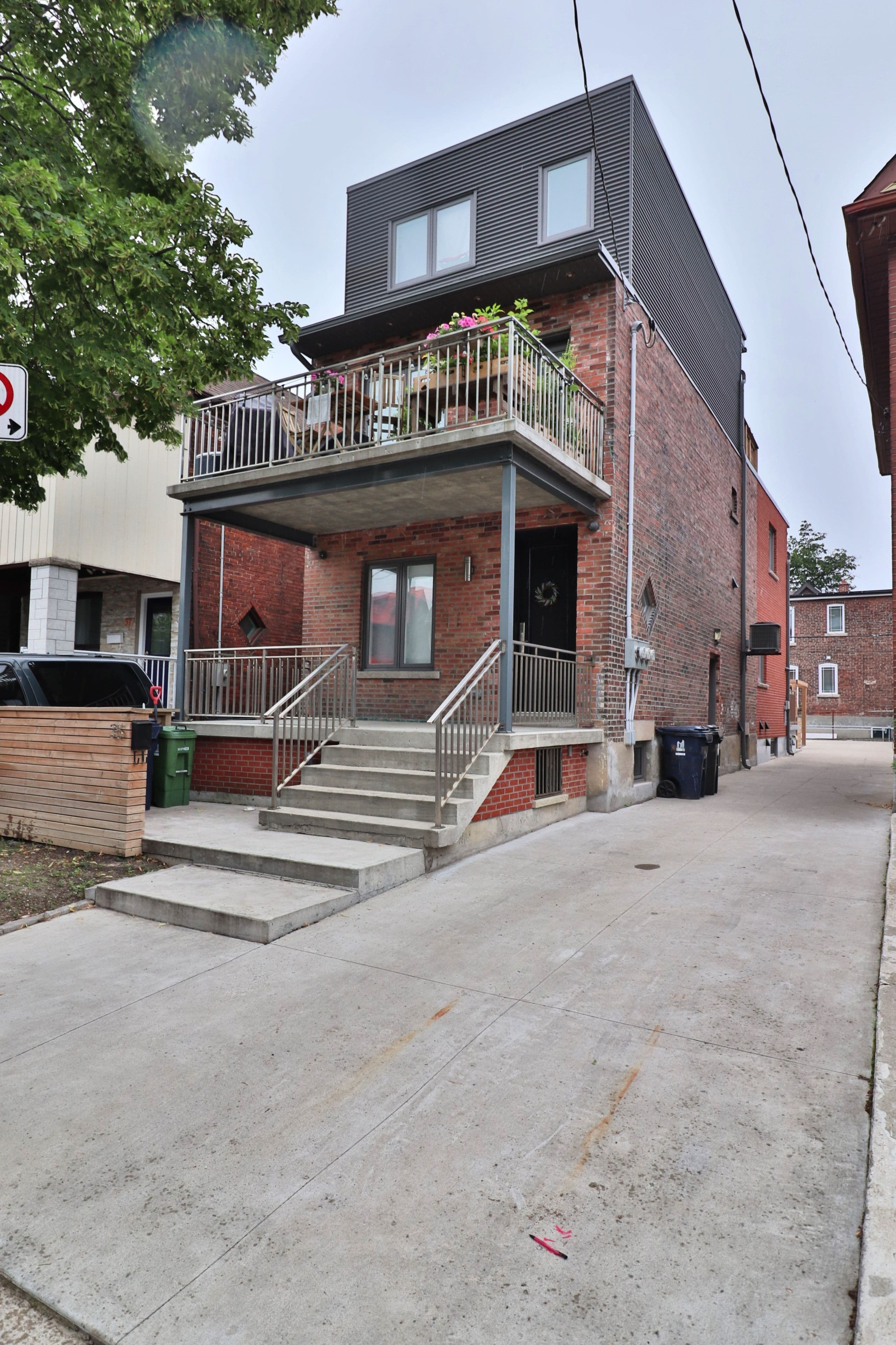 35 Cloverdale Road Main, Toronto W03, ON M6N 3L6