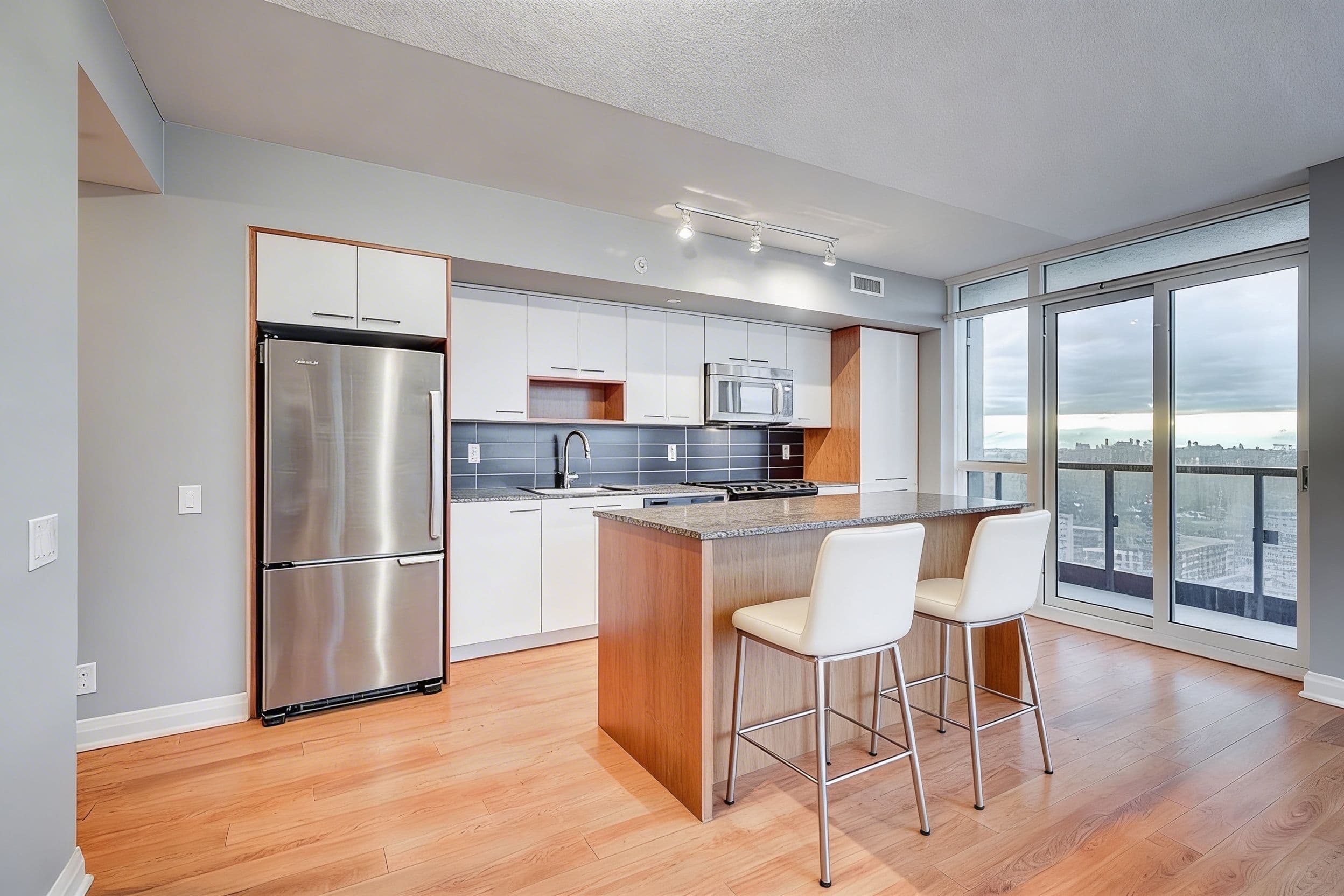 5 Valhalla Inn Road 1910, Toronto W08, ON M9B 0B1