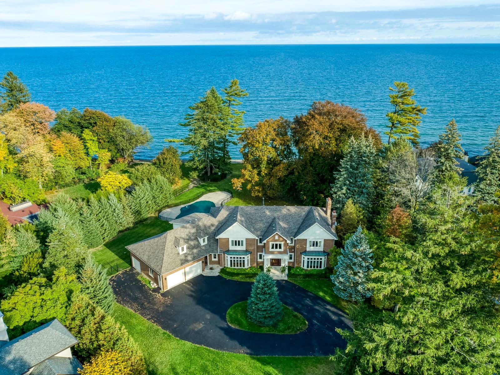 21 Ennisclare Drive E, Oakville, ON L6J 4N3