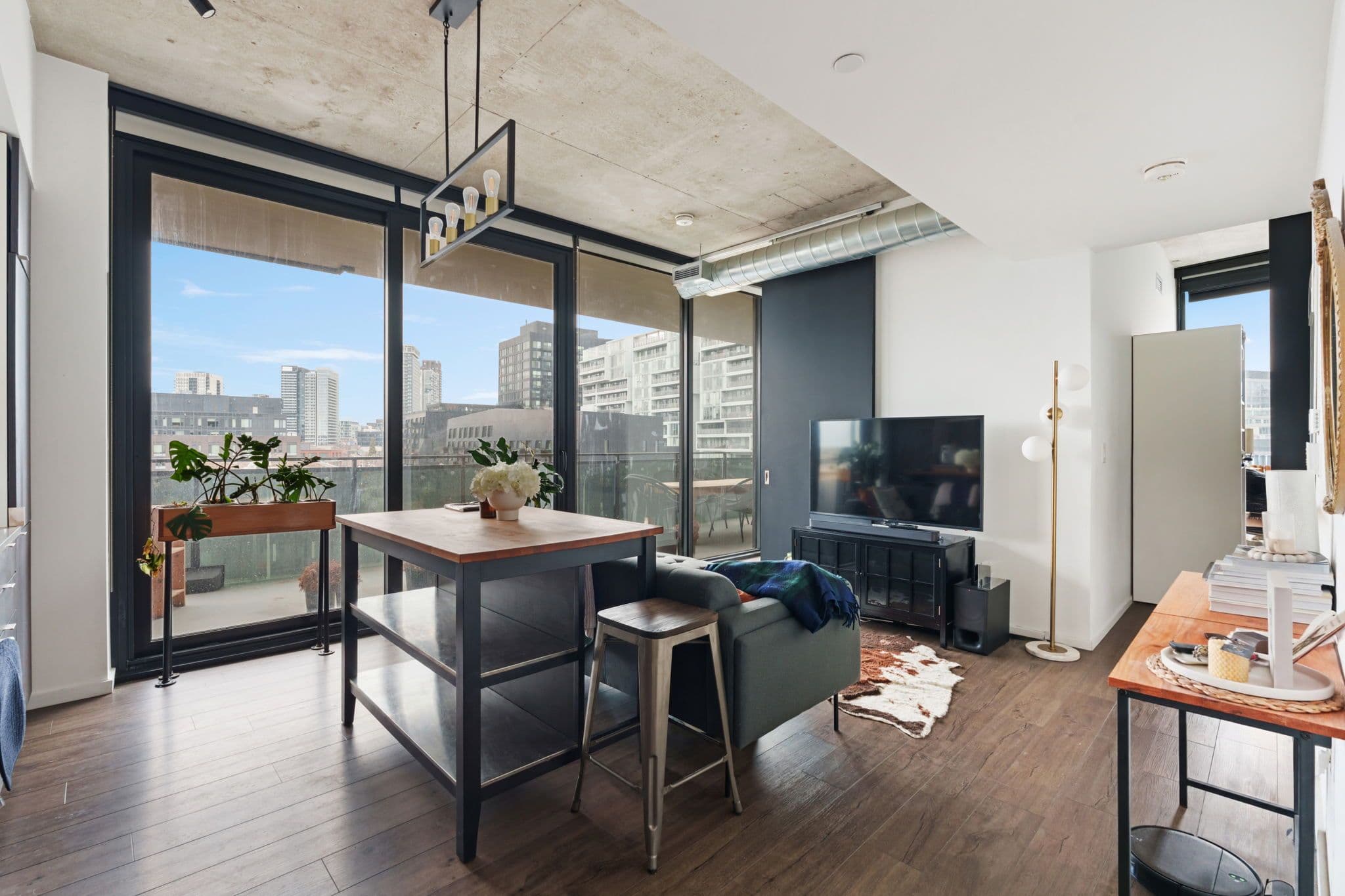 21 Lawren Harris Square 613, Toronto C08, ON M5A 0T4