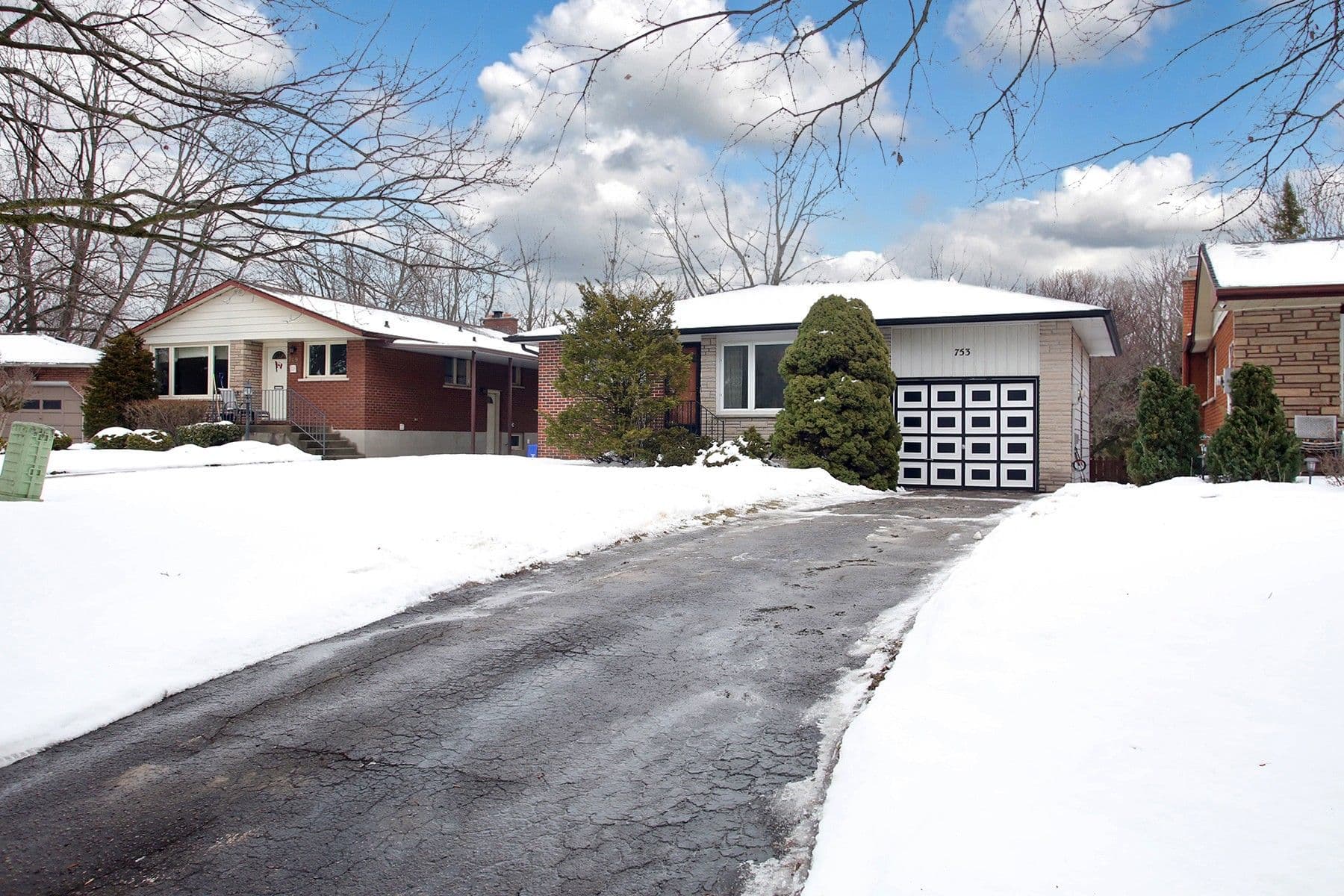 753 Tarn Court, Oshawa, ON L1J 6Y8