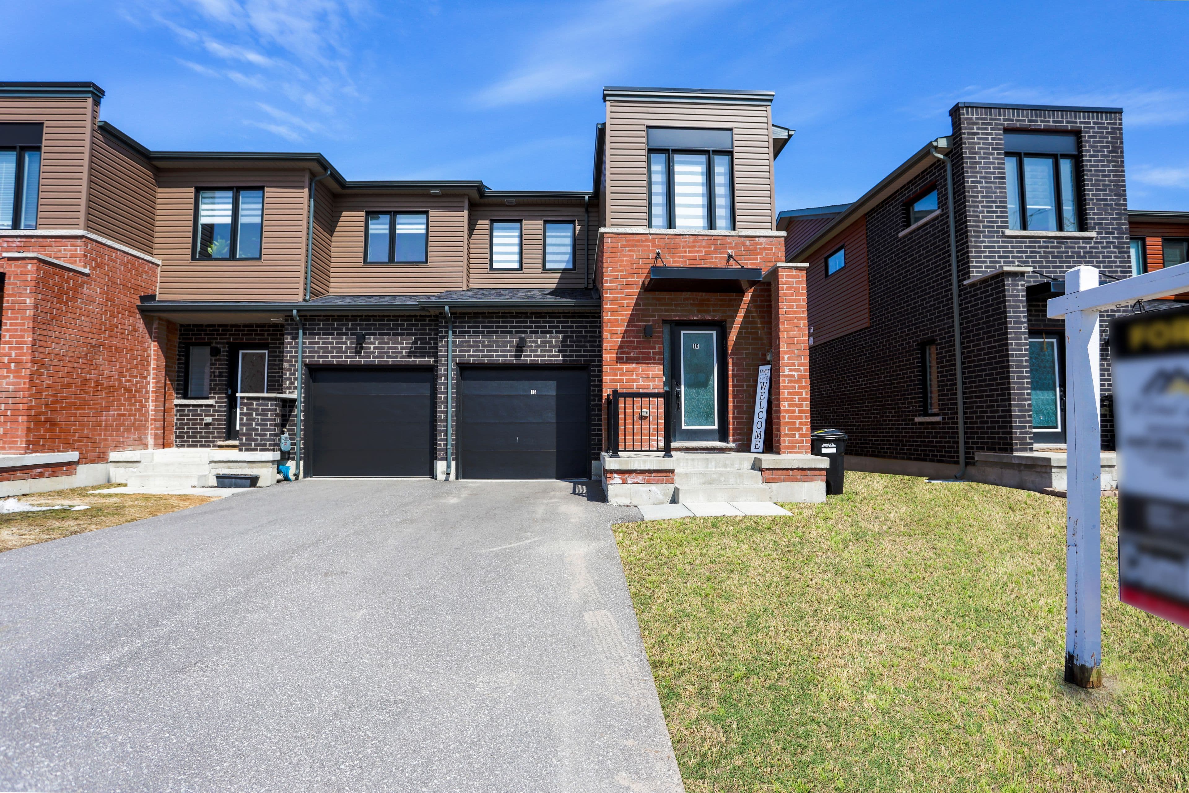 16 Fairlane Avenue, Barrie, ON L9J 0M9