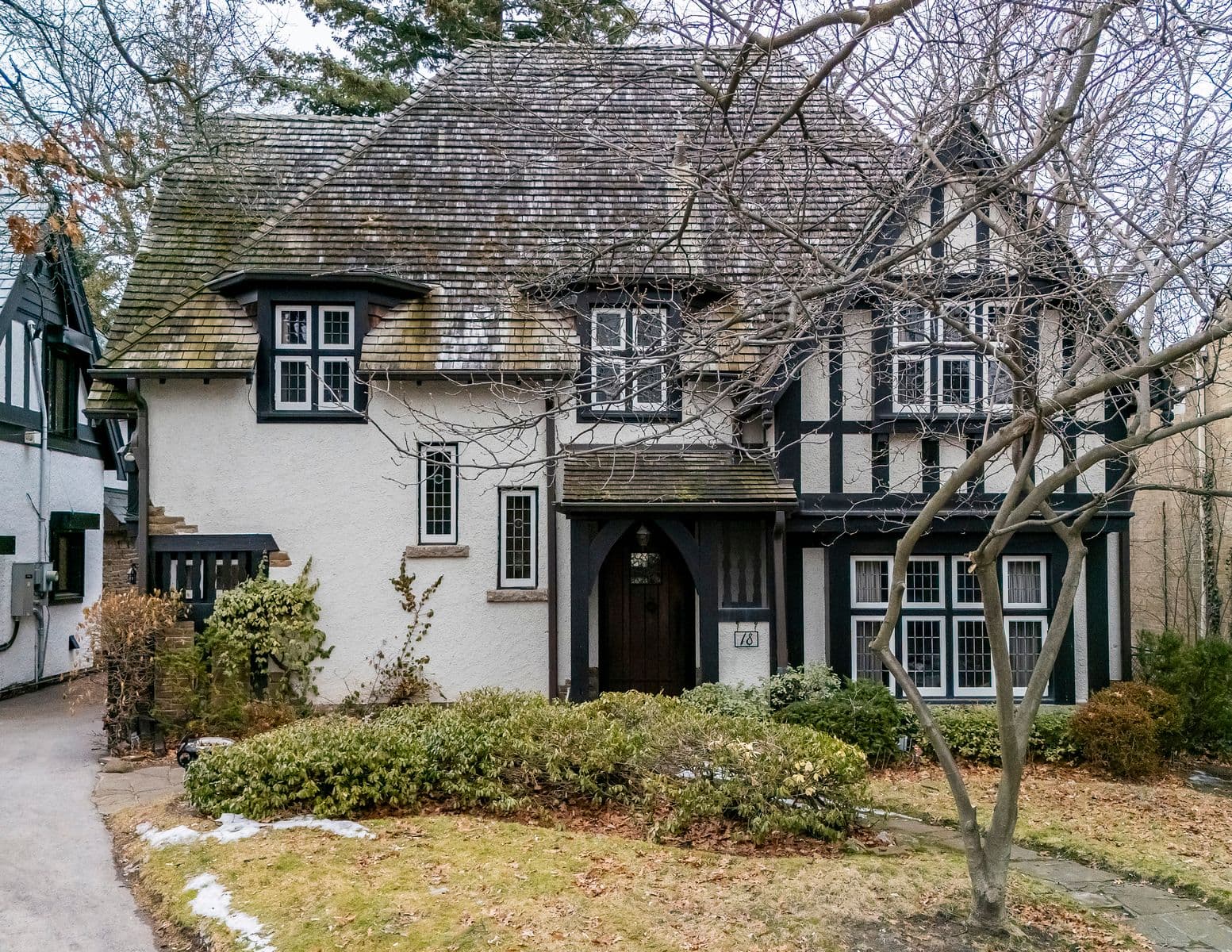 18 Queen Marys Drive, Toronto W08, ON M8X 1S2