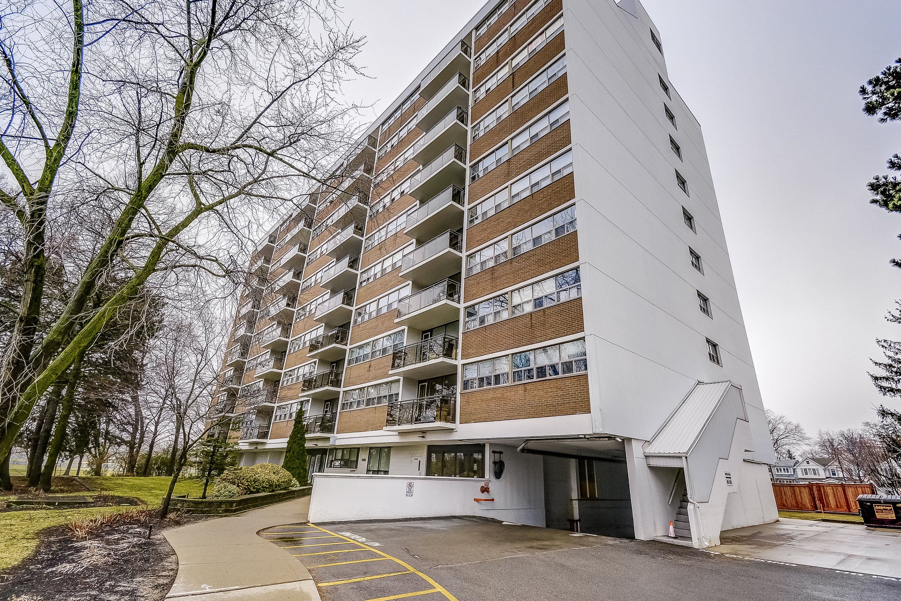 212 Kerr Street 401, Oakville, ON L6K 3B1