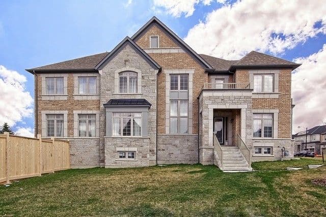 24 Alf Neely Way, Newmarket, ON L3Y 0C6